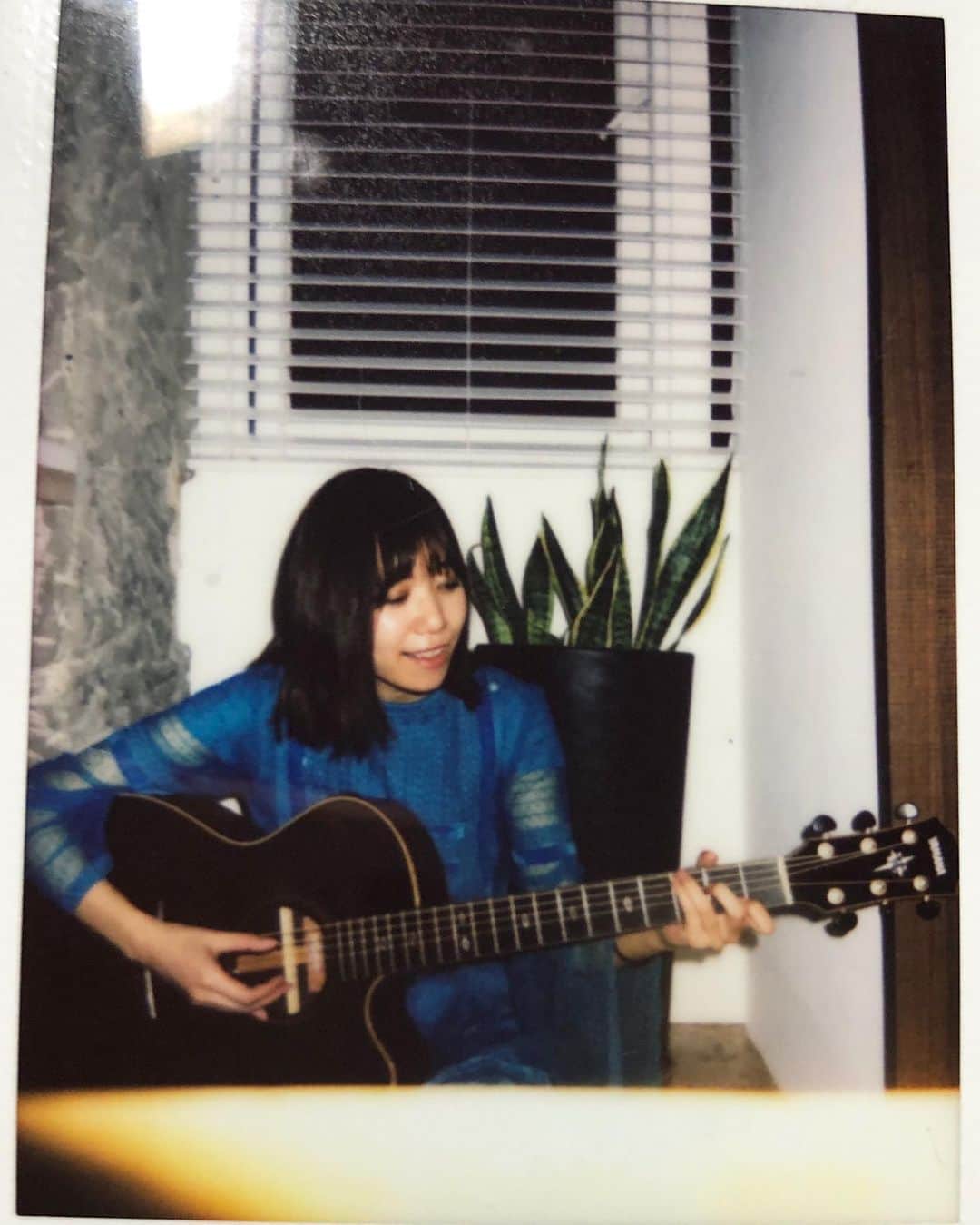 辻詩音のインスタグラム：「5/23(土)「おうちの王国」HP限定で発売🏰🎤 このステイホーム期間に今までの未発表音源をまとめた手作り宅録ミニアルバムが出来てしまいました。 これは私がライブで一度だけやった幻の曲などの未発表音源を弾き語りで収録したものです。 昔の曲を遡るのはあんまり好きじゃなかったのですが、ライブができない今、みんなが聴きたいと言ってくれていたことを思い出して遡ってたところ、意外に気分がノッてきてしまったの💃🏰笑  このステイホーム期間に作ったので、宅録、CDも一枚ずつ焼き、ジャケも全て手作りです。 つまり、非常にコアなアルバムなので、覚悟のある方だけお手に取ってください！笑 収録曲、内容は5/23発売日までに少しずつ発表していくよ〜〜！🏰 #辻詩音 #おうちの王国 #minialbum #stayhome #おうち時間 #guitar #singersongwriter」