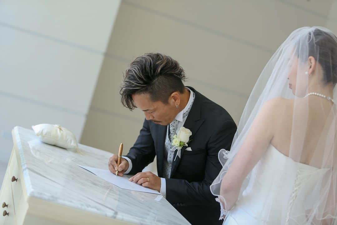 【air-GINZA】中村有佑さんのインスタグラム写真 - (【air-GINZA】中村有佑Instagram)「あのハワイでの結婚式からもう1年。 . みんながドレスコード豹柄で祝ってくれたあの日からもう1年。 .  愛する人と大好きな人たちと過ごした、人生で一番幸せだった結婚式と楽しかった1週間。 .  式自体は現地時間の5/13PM12:30・でも日本だと14日になるので、どっちが結婚式記念日？となるのかはちょっと分からなくて「今日」だということにしているのですが、、、 . 悲しいことに、この1年の間に世界は変わってしまいました。 今は健康で笑って過ごせることが幸せなんだと自分に言い聞かせ、また妻と仲間たちと一緒に、楽しかった思い出の地へ訪れることができることを夢見て、、、 . そんな1回目の結婚式記念日。 . 幸枝、いつもありがとう。感謝しています。 . #結婚式記念日 #ハワイ #ワイキキ #シェラトンワイキキ #ドレスコード豹柄 #豹柄美容師」5月14日 22時55分 - air_nakamura