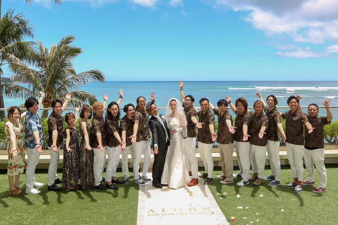 【air-GINZA】中村有佑さんのインスタグラム写真 - (【air-GINZA】中村有佑Instagram)「あのハワイでの結婚式からもう1年。 . みんながドレスコード豹柄で祝ってくれたあの日からもう1年。 .  愛する人と大好きな人たちと過ごした、人生で一番幸せだった結婚式と楽しかった1週間。 .  式自体は現地時間の5/13PM12:30・でも日本だと14日になるので、どっちが結婚式記念日？となるのかはちょっと分からなくて「今日」だということにしているのですが、、、 . 悲しいことに、この1年の間に世界は変わってしまいました。 今は健康で笑って過ごせることが幸せなんだと自分に言い聞かせ、また妻と仲間たちと一緒に、楽しかった思い出の地へ訪れることができることを夢見て、、、 . そんな1回目の結婚式記念日。 . 幸枝、いつもありがとう。感謝しています。 . #結婚式記念日 #ハワイ #ワイキキ #シェラトンワイキキ #ドレスコード豹柄 #豹柄美容師」5月14日 22時55分 - air_nakamura