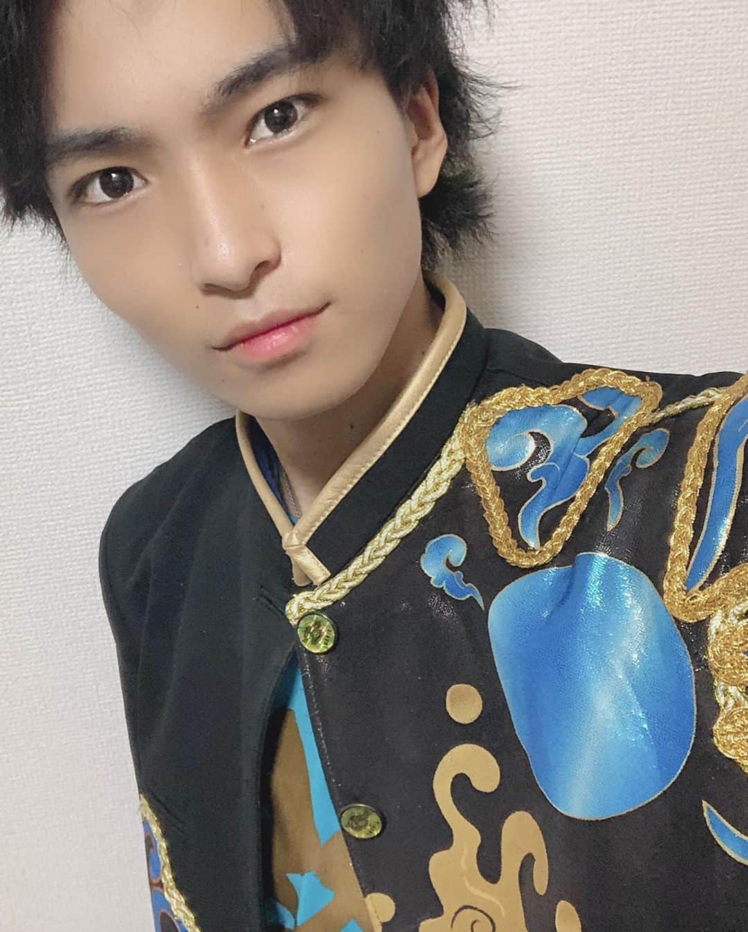 祭nine.のインスタグラム：「どーも 祭nine.テーマカラー青！ 髙崎 寿希也です！  先日トックというトッポギの仲間を購入することに成功し 鍋とタッグを組んでテールスープ風なのを作ってみたんだ🙍‍♂️ 焼いて待つだけ！ 元々カットされてたものを購入したからね😳 なんて便利な世の中や、、、☺️ #祭nine. #じゅっきー #料理男子　#トック　#トッポギ　＃形が違うだけ？　#なんじゃらほい。」