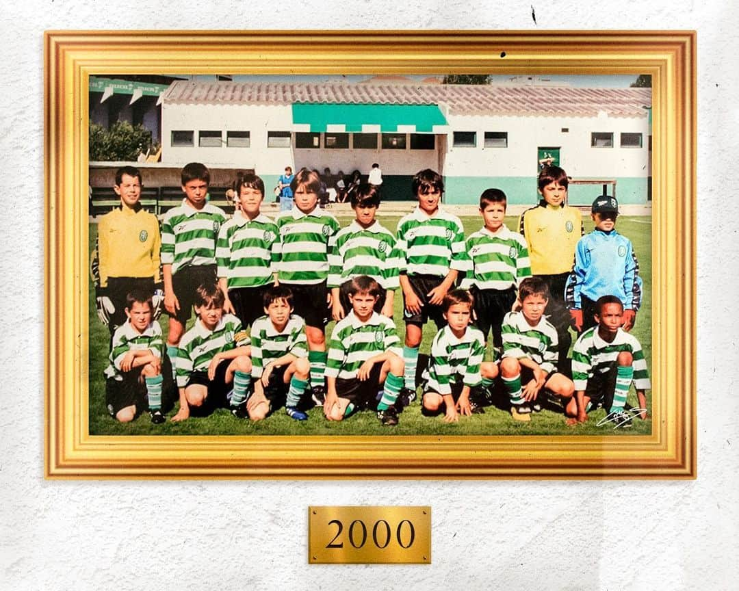 セドリック・ソアレスさんのインスタグラム写真 - (セドリック・ソアレスInstagram)「Passaram 20 anos, mas a paixão pelo futebol e a vontade de jogar em equipa continuam as mesmas 🔙🖼️👦🏻 Twenty years ago! Time flies, but my love for the game will always be like that 8-year-old kid's who played with friends. Can you spot me? 👀 #TBT #ThrowbackThursday #LittleCedric #sporting #2000 #challenge #soccer #memories」5月14日 22時58分 - cedricsoares41