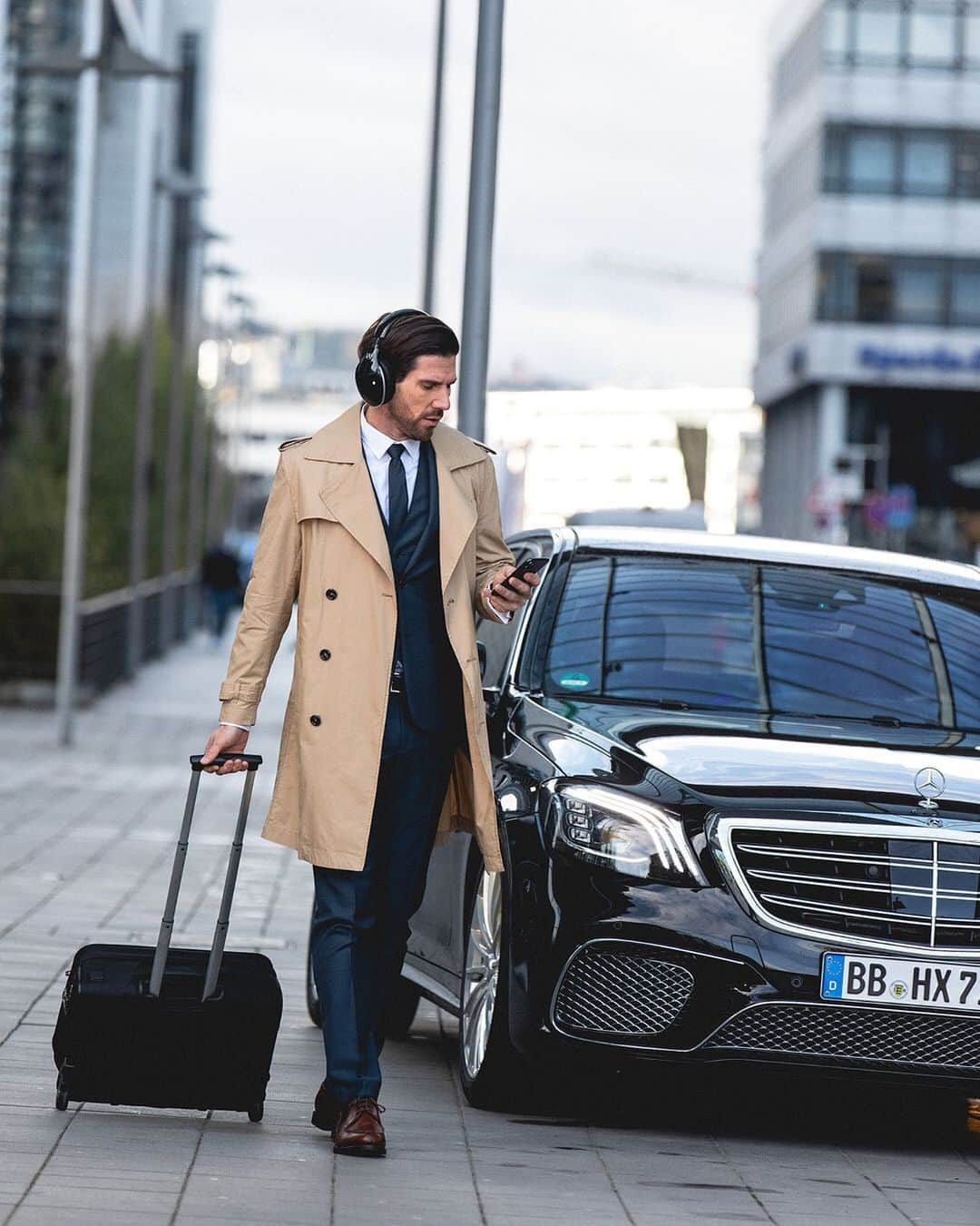 メルセデス・ベンツさんのインスタグラム写真 - (メルセデス・ベンツInstagram)「In business or at leisure. The new #MercedesBenz Bluetooth® #Headphones are your perfect companion for every day. Their innovative Active Noise Cancelling and Touch Control help you to stay focused on the important things in life.  #sclass」5月14日 22時59分 - mercedesbenz