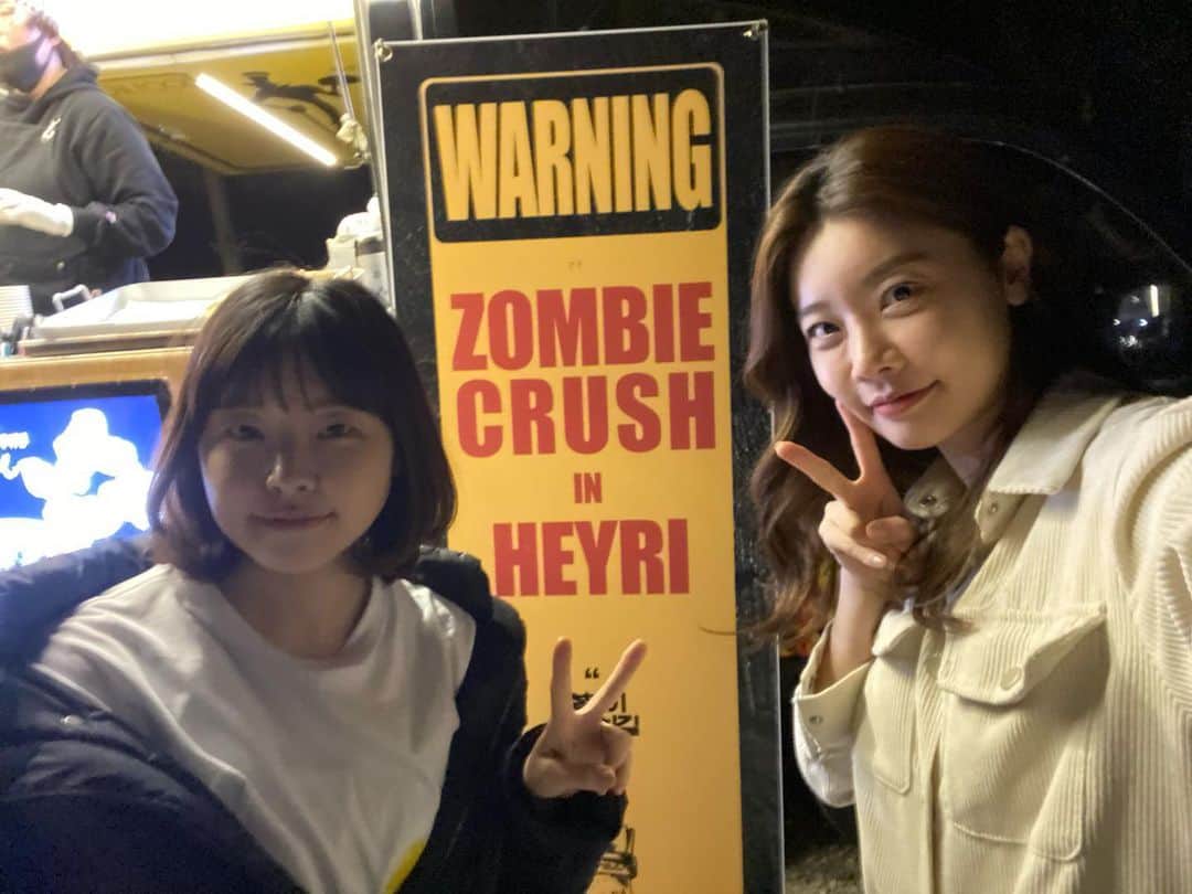 ソジン のインスタグラム：「맛있게 잘먹었습니다🙂♥️ 울홍보팀이 만든 스티커 너무나귀여운것🧟‍♀️🧟‍♂️🧟 @noon_company #좀비크러쉬헤이리」