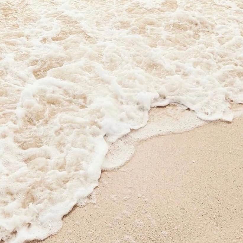 エステルデヴェのインスタグラム：「Longing for the sound of the waves.. 🌊 image via @thevillacph」