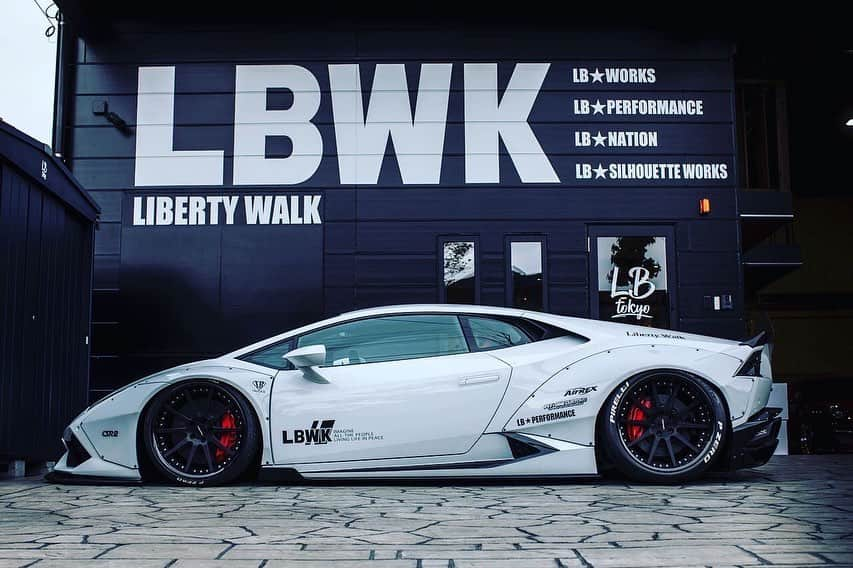 Wataru Katoさんのインスタグラム写真 - (Wataru KatoInstagram)「Liberty walk自由に歩く！！！ LB★TOKYO LAMBORGHINI HURACAN😊  大阪のお客さんにLB★WORKS LAMBORGHINI HURACANのご契約ありがとうございました🙂 エクスクラフトさんもご協力ありがとうございました。 @libertywalkkato#lamborghini#lbtokyo #lamborghini#lamborghinihuracan#libertywalk#libertywalkkato#lbworks#fiexhaust #airrexsuspension #supercar#bride#yokohamatire#lb97forged#huracan#スーパーカー#widebody#lbwk #ltmw#libertywalkeu#hotwheel #chrisbrownofficial」5月14日 23時17分 - libertywalkkato