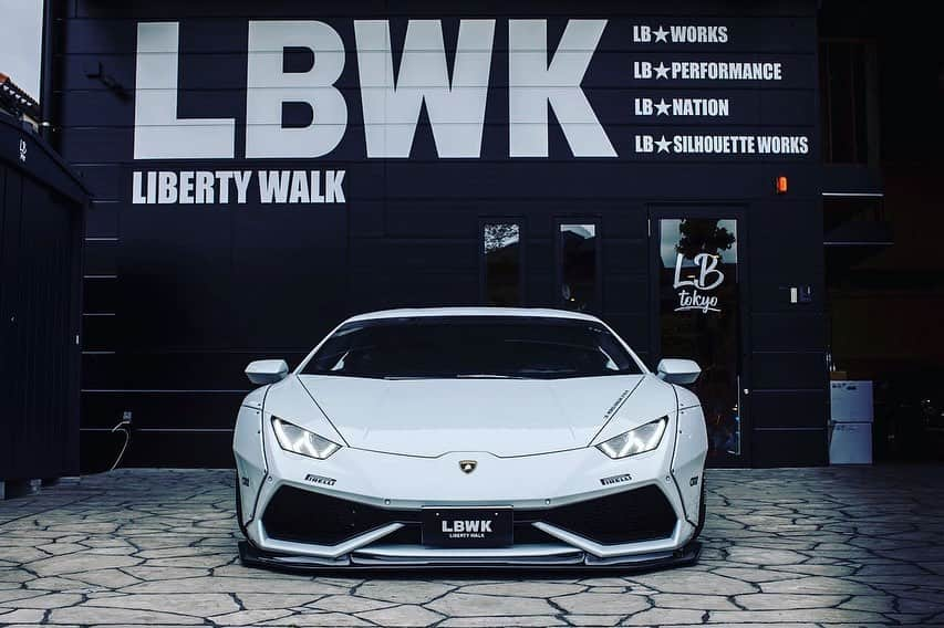 Wataru Katoさんのインスタグラム写真 - (Wataru KatoInstagram)「Liberty walk自由に歩く！！！ LB★TOKYO LAMBORGHINI HURACAN😊  大阪のお客さんにLB★WORKS LAMBORGHINI HURACANのご契約ありがとうございました🙂 エクスクラフトさんもご協力ありがとうございました。 @libertywalkkato#lamborghini#lbtokyo #lamborghini#lamborghinihuracan#libertywalk#libertywalkkato#lbworks#fiexhaust #airrexsuspension #supercar#bride#yokohamatire#lb97forged#huracan#スーパーカー#widebody#lbwk #ltmw#libertywalkeu#hotwheel #chrisbrownofficial」5月14日 23時17分 - libertywalkkato