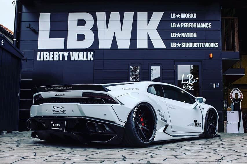 Wataru Katoさんのインスタグラム写真 - (Wataru KatoInstagram)「Liberty walk自由に歩く！！！ LB★TOKYO LAMBORGHINI HURACAN😊  大阪のお客さんにLB★WORKS LAMBORGHINI HURACANのご契約ありがとうございました🙂 エクスクラフトさんもご協力ありがとうございました。 @libertywalkkato#lamborghini#lbtokyo #lamborghini#lamborghinihuracan#libertywalk#libertywalkkato#lbworks#fiexhaust #airrexsuspension #supercar#bride#yokohamatire#lb97forged#huracan#スーパーカー#widebody#lbwk #ltmw#libertywalkeu#hotwheel #chrisbrownofficial」5月14日 23時17分 - libertywalkkato