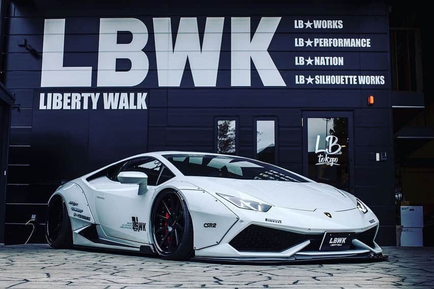 Wataru Katoさんのインスタグラム写真 - (Wataru KatoInstagram)「Liberty walk自由に歩く！！！ LB★TOKYO LAMBORGHINI HURACAN😊  大阪のお客さんにLB★WORKS LAMBORGHINI HURACANのご契約ありがとうございました🙂 エクスクラフトさんもご協力ありがとうございました。 @libertywalkkato#lamborghini#lbtokyo #lamborghini#lamborghinihuracan#libertywalk#libertywalkkato#lbworks#fiexhaust #airrexsuspension #supercar#bride#yokohamatire#lb97forged#huracan#スーパーカー#widebody#lbwk #ltmw#libertywalkeu#hotwheel #chrisbrownofficial」5月14日 23時17分 - libertywalkkato