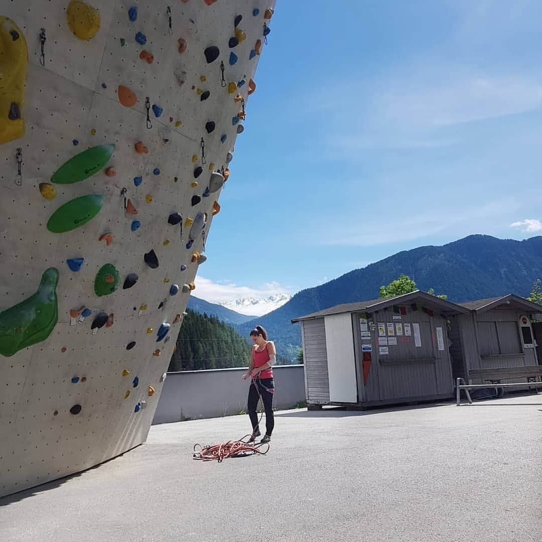 マグダレナ・ロックのインスタグラム：「Ohhhhhh wow.  Nach 2 Monaten endlich mal wieder Klettern. 😍 Jedes mal, wenn ich an der Kletterwand hänge, fühle ich so viel Freiheit. Besonders außen, wenn mir der Wind über das Gesicht streicht. Auch wenn ich gerade echt alles andere als fit bin, macht es mir so viel Spaß. Ich bin sooooo froh, dass mir Klettern immer noch so viel gibt und ich jetzt einfach mal "Genussklettern" kann. 🤗🙏💕」