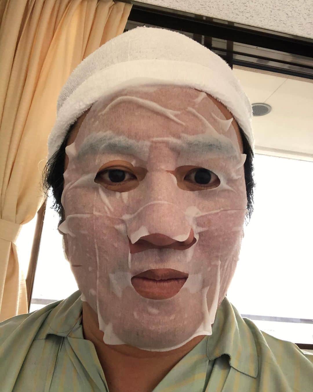 与座よしあきのインスタグラム：「‪入院生活、4週間！！！‬ ‪やっと、やっと、やっと退院出来ました！！‬ ‪やったぞーーーー！！！！‬ ‪ほんとコロナしつこかったー！‬ ‪お世話になりました先生、沢山の看護師の皆さんありがとうございました！‬ ‪※入院してても、清潔感は保ちなさいというワイフから送られてきたパックの写真です。 ‪【与座よしあき 退院のご報告】 http://"www.maseki.co.jp/news/detail?news_id=2150"‬」