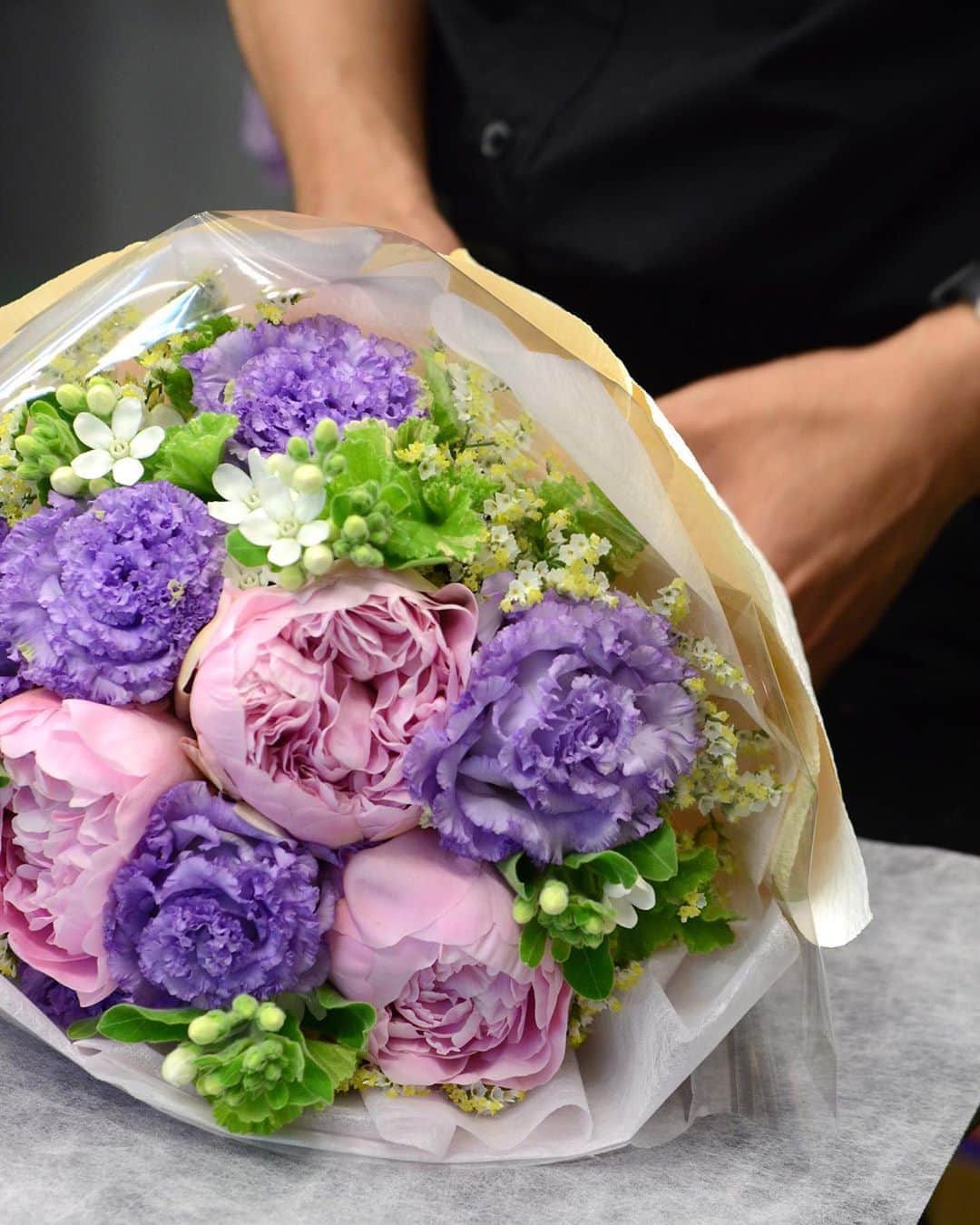 のインスタグラム：「芍薬が最盛期を迎えています。 ・ 淡いピンクの芍薬と淡い紫のトルコキキョウを、白い小花を添えてコーディネートしたラウンドブーケ＜クロエ＞。上品な花色合わせの優しい雰囲気と、初夏だけのレアな芍薬の花姿が魅力的な花束です。 芍薬をお楽しみいただけるのは、5月から初夏の時期。お誕生日はもちろん、その他さまざまなお祝いにどうぞ。大切な方へのさりげない贈り物に、ぜひお選びください。 - - - #aoyamahanamo #flowers #flowershop #florist #instaflower #flowergram #flowerstagram #flowerlovers #花 #花屋 #生花店 #フラワー #ザ花部 #花のある暮らし #花のある生活 #青山花茂 #芍薬 #トルコキキョウ #peony #eustoma #花束 #bouquet #フラワーギフト #flowergift」