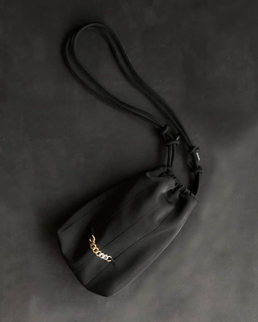 倉岡晋也のインスタグラム：「Favorite ✔︎ I use every time @fivethirtypark drawstring pouch / @azuma_bag big tote with my grandma scarf / @delfonics_official envelope iPad case  グログランリボンを丁寧に縫い合わせたハンドメイドの巾着 日本の包むと結ぶにフォーカスしたミニマルな撥水トート 第7世代iPadがピタリとハマるレザーケース リアルに使ってる、好きなバッグを紹介しますね 信念があるシンプルなプロダクトだけ #fivethirtypark #azumabag #ipadcase」