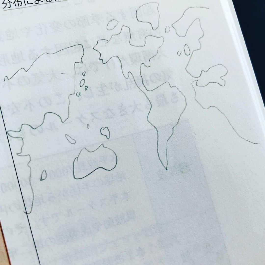 田野辺実鈴さんのインスタグラム写真 - (田野辺実鈴Instagram)「暇なので 世界や地球に思いをはせながら、 書き書き🌍 #地球を描く」5月14日 14時55分 - misuzu_tanobe