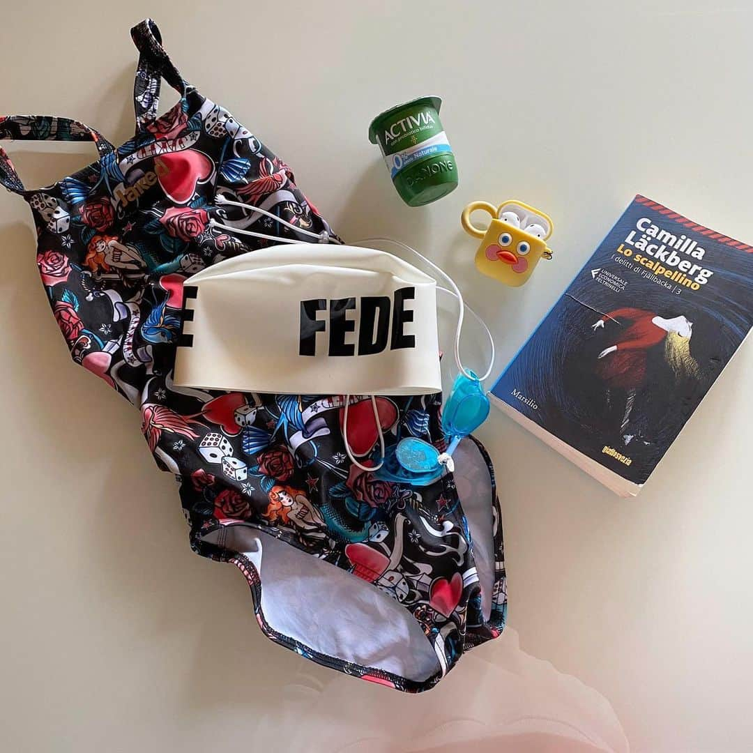 フェデリカ・ペレグリニさんのインスタグラム写真 - (フェデリカ・ペレグリニInstagram)「Il mio kit del benessere💆🏼‍♀️? Il costume per allenarmi🏊🏻‍♀️, la mia playlist preferita 🎧,un buon libro 📚 e Activia ogni mattina..🏊🏻‍♀️🏊🏻‍♀️🥰 e si va all’allenamento 💃🏼💃🏼💃🏼 BUONGIORNO MONDOOOO💃🏼💃🏼 #OMGut #guthealth #probiotico #microbiota @activia_italia」5月14日 15時13分 - kikkafede88