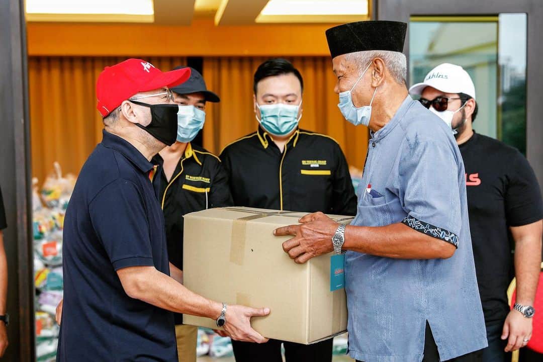 エアアジアのインスタグラム：「#GiveWithIkhlas by @ikhlasdotcom & ST Rosyam Mart join hands for a good deed. An allocation of RM50,000 from the total donation raised will be used to purchase basic necessities from ST Rosyam Mart which will benefit over 1,000 families from various communities, including single mothers, selected NGOs, mosques and resident associations.  #ikhlasdotcom #InThisTogether」
