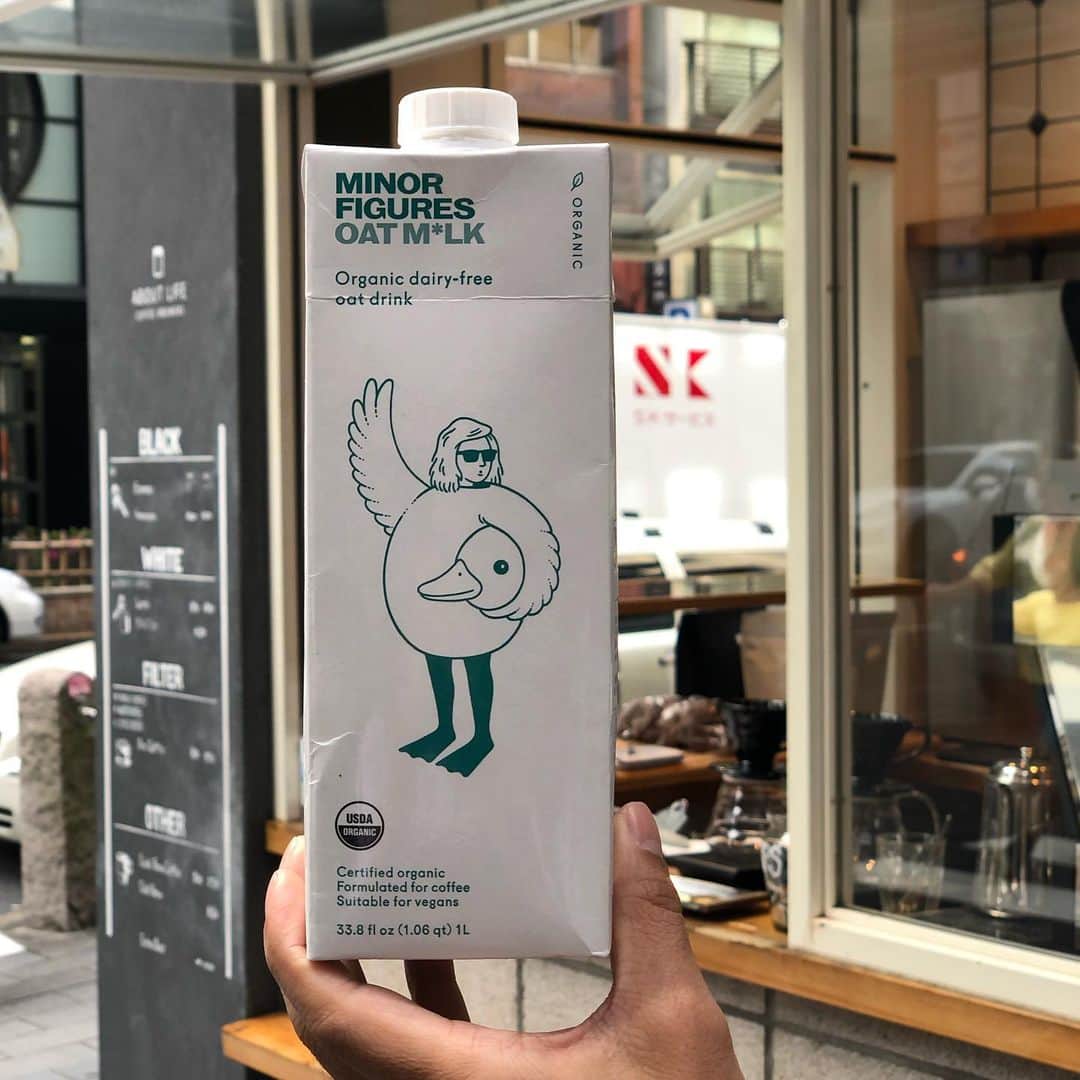 ABOUT LIFE COFFEE BREWERSさんのインスタグラム写真 - (ABOUT LIFE COFFEE BREWERSInstagram)「Minor Figure Oat Milk始まりましたー！ @minorfigures  全て天然由来の原料を使用し、保存料なども一切使用していないオーガニックのオーツミルクです！ 是非お試し下さいー！ . Minor Figure Oat Milk @minorfigures  has just started! Please taste new oat milk⚡️ . #aboutlifecoffeebrewers #aboutlifecoffee #onibuscoffee #onibuscoffeenakameguro #ratiocoffeeandcycle #akitocoffee #stylecoffee #specialtycoffee #tokyocoffee #tokyocafe #shibuya #tokyo」5月14日 15時31分 - aboutlifecoffeebrewers