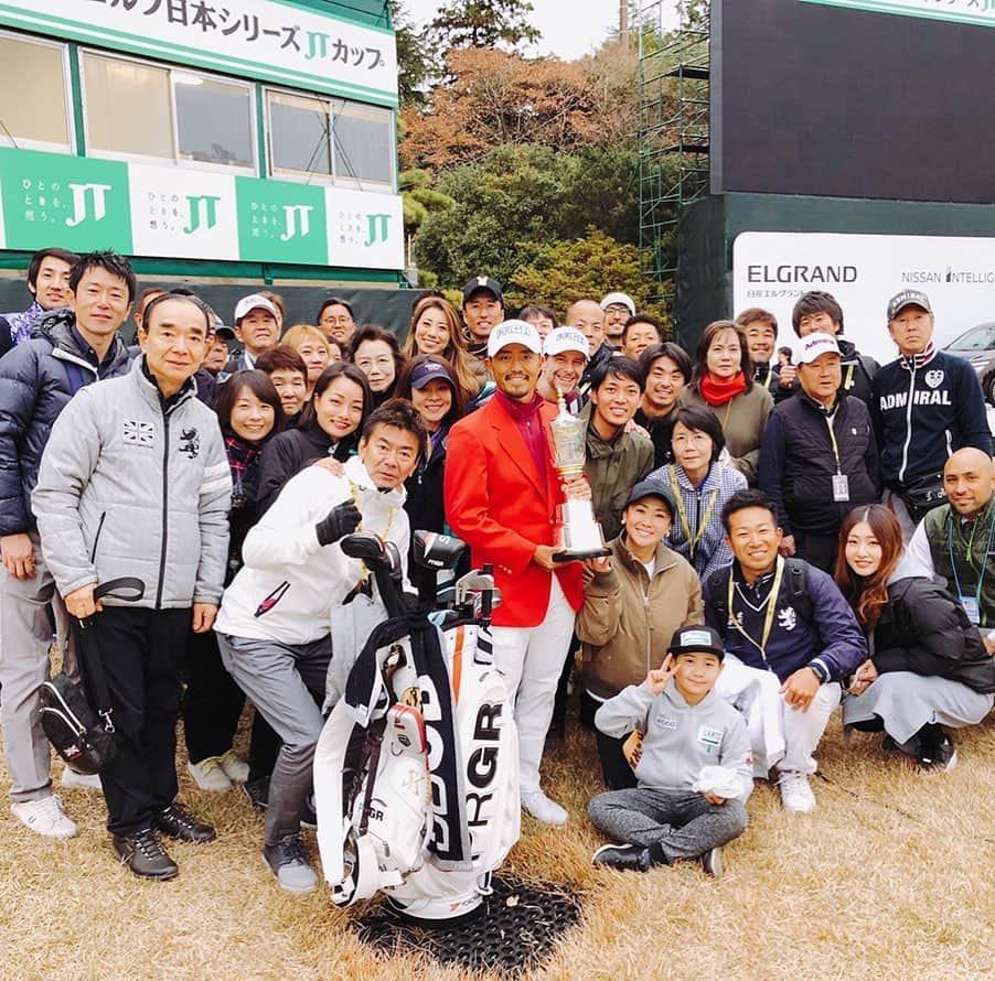 小平智のインスタグラム：「8勝目の日本シリーズJTカップ！ 国内メジャー3勝目。3人でのプレーオフで勝ちました(^^) 18番ホールを4日間でボギー無しだったのが嬉しかった！笑 この写真見ると、色々な人に支えられ応援してもらってることを、めちゃくちゃ感じます🙇‍♂️ 応援してもらっている皆様に感謝。そして皆んなに会いたいな〜 早く試合したいな〜！コロナよ消えろ〜 #8勝目 #日本シリーズJTカップ #小平智選手」