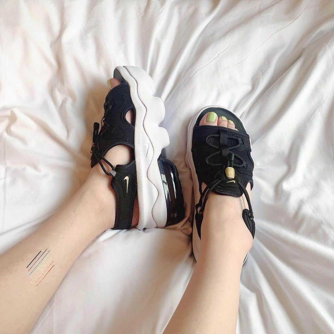 のインスタグラム：「はやく履いてどっかいきたい👟💚🦠」