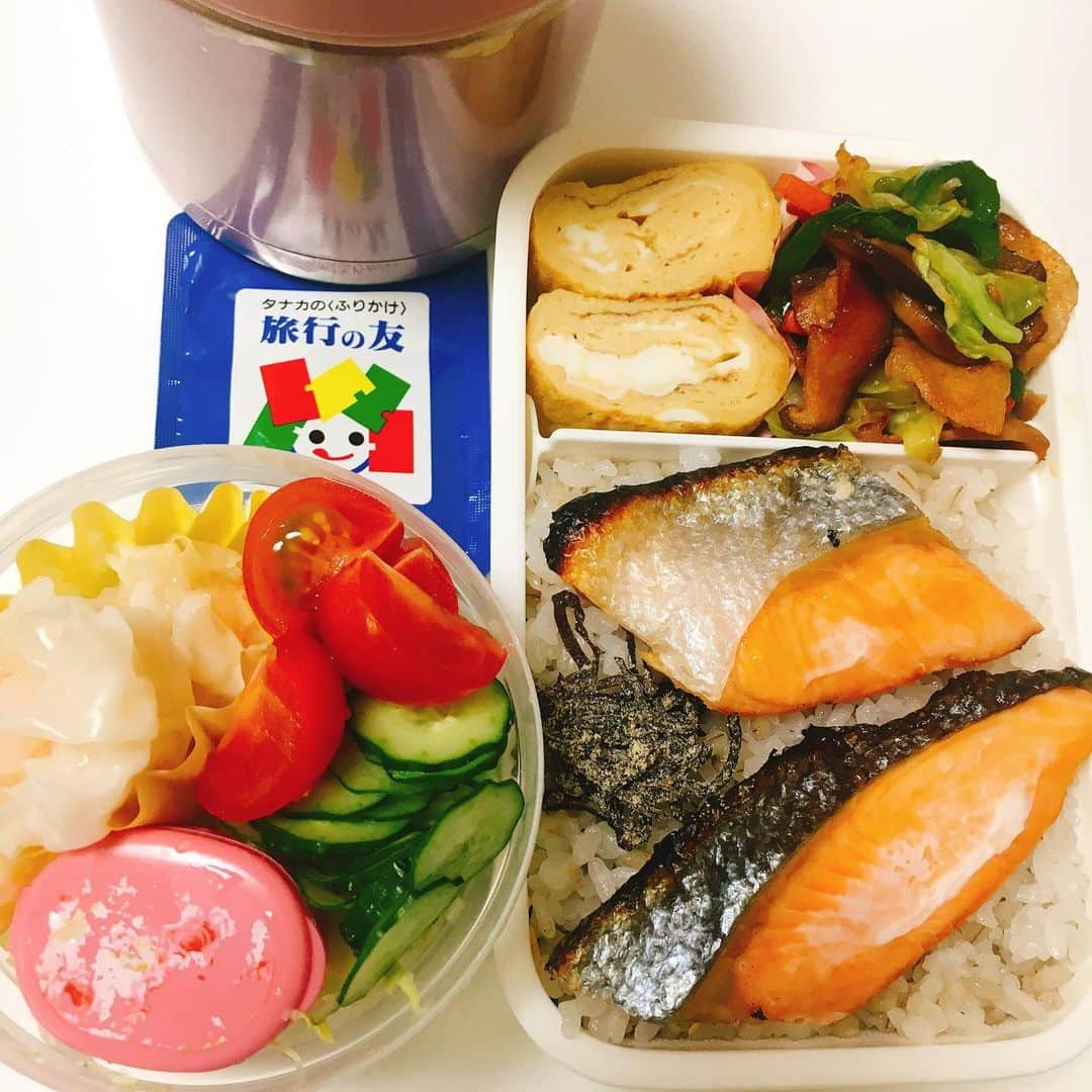 水野愛日さんのインスタグラム写真 - (水野愛日Instagram)「最近のお弁当  おうちにいても、ダラダラ食べを予防するため(笑)  朝のうちにササッとお昼用お弁当を作っておくことが多いです  たまに、買い物とお散歩がてら、近所のお店にテイクアウト買いに行くこともあります  両方楽しい！  #まなびごはん #お弁当 #お弁当記録 #ワンパターン弁当 #女子べんとう #女子弁当 #つくりおき弁当 #簡単弁当 #お弁当記録 #おべんとぐらむ #おべんとう作り楽しもう部  #うちで食べよう」5月14日 15時40分 - mizunomanabi