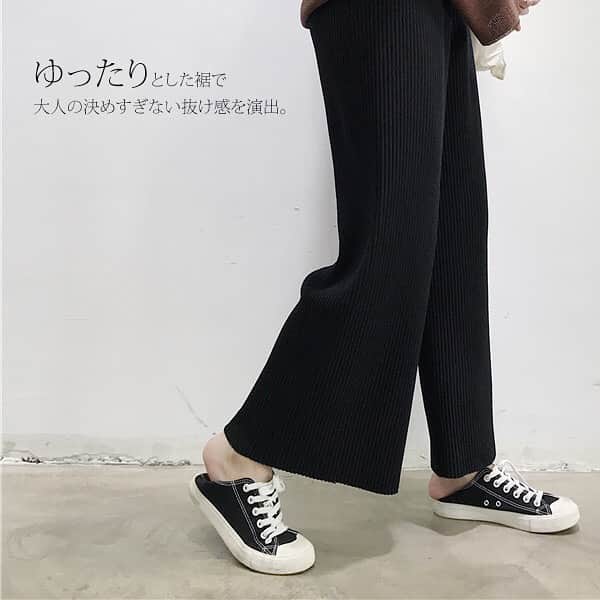 maison de LATIRのインスタグラム：「すとんとした落ち感とゴムのハイウエストが特徴のきれいめワイドパンツ。 カジュアルはもちろん通勤、通学にもおすすめです。 ボリュームを抑えたスリムシルエットが上品な大人をアピールしてくれます。 プリーツ仕様のさらりとした素材。 ウエストゴムの伸縮性がありストレスフリーで着用することができ、履き心地抜群のワイドパンツです。 . お求めはコチラから▼▼ @maison_de_latir #maison_de_latir #https://shop-list.com/women/brand/maison-de-latir/」