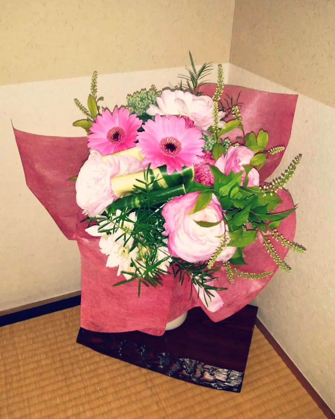 野本かりあのインスタグラム：「サプライズ大成功🌸このコロナ禍の中、フラワーロスを無くそうとのプロジェクト #花で帰省しよう をTVで見て、今年は母の日ではなく、母の月にしませんか？と。遅れたけれど、タカコ大喜び❣️良かった🌸お花農家さんも、お花屋さんにも少しは貢献出来たかな。皆んなで幸せ分かち合いだね✨　 フラワーアレンジも素敵でした😻 https://lorans.shop-pro.jp」