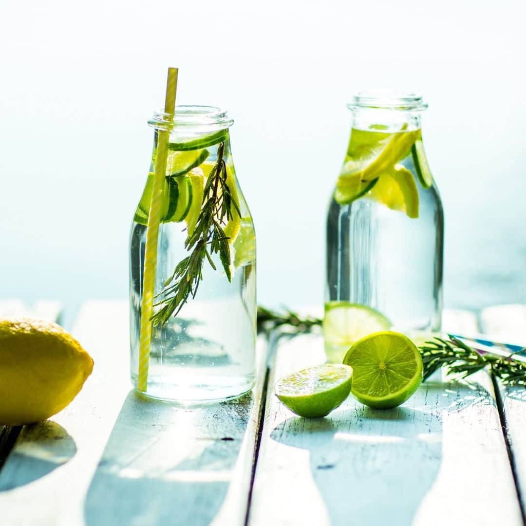 Melvita Officialのインスタグラム：「💧🍋Eau aromatisée ? 🍵 Thé vert ? 🌿 Cure de jus ? 🍏 Mono diète ? 💊Compléments alimentaires ?  Dîtes-nous en commentaire comment vous faites pour détoxifier ✨ votre corps et votre peau ?  #Melvita #BouquetFloralDetox #detox #detoxprogram #detoxtime」