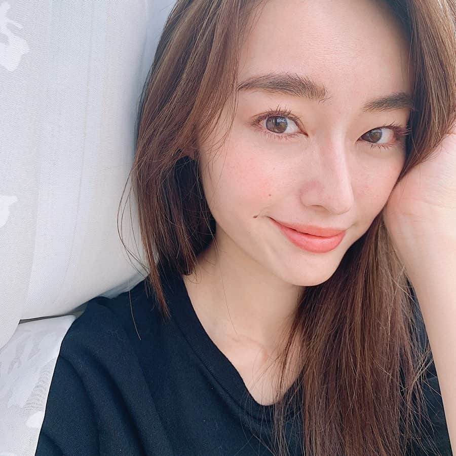 小祝麻里亜のインスタグラム：「今日から @ettusaisjp で発売の限定グロスと限定マスカラベースを試させていただきました🌷🌷 グロスは嬉しいことにUVカットが入ってるの！おうちの中でも、マスクしてても紫外線は待ったなしだから、助かります🥰今の気分はコーラル色の03番。  あわせてダスティピンク色のマスカラベースも使ってみたよ✨長々書くと宣伝みたいだから、3枚目に動画で喋ってみました🗣笑  1枚目の写真は昨日、動画はさっき撮ったよ🙆‍♀️(だから髪色もセルフカラーして変わってるでしょ笑) ． ． ＿＿＿＿＿＿＿＿＿＿ #新エテュセ #リップグロス #ブナンな色じゃもったいない #お気に入りコスメ #春コスメ#コスメレビュー #makeup #instabeauty #lipgloss #rouge #ettusais #pr#오운애티튜드 #화장품 #뷰티스타그램 #메이크업 #메이크업스타그램」