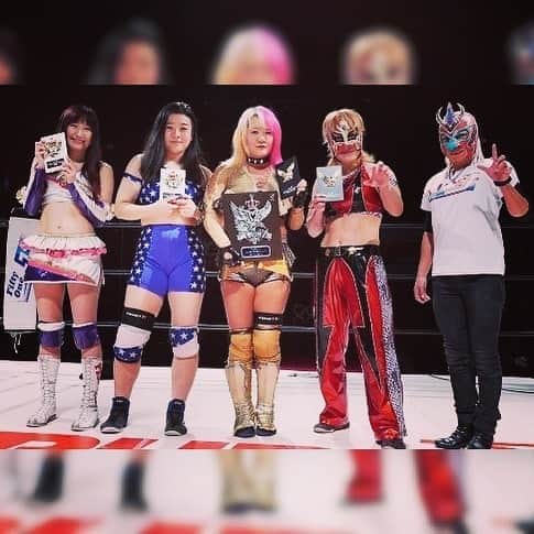 春日萌花さんのインスタグラム写真 - (春日萌花Instagram)「✴︎ 2019 #PUREJ 女子プロレス 特別賞をいただいた時🏆 ✴︎ ✴︎ 嬉しさが溢れています🥰 ✴︎ ✴︎ official web shop https://haruhimoeka.thebase.in/ ✴︎ ✴︎ #プロレス #女子プロレス #コマンドボリショイ #Leon #中森華子 #久令愛 #授賞式 #ラジプロ #モカラジ #prowrestling #woman #japan #happy #radio #ファンラジ795」5月14日 16時04分 - moekaharuhi