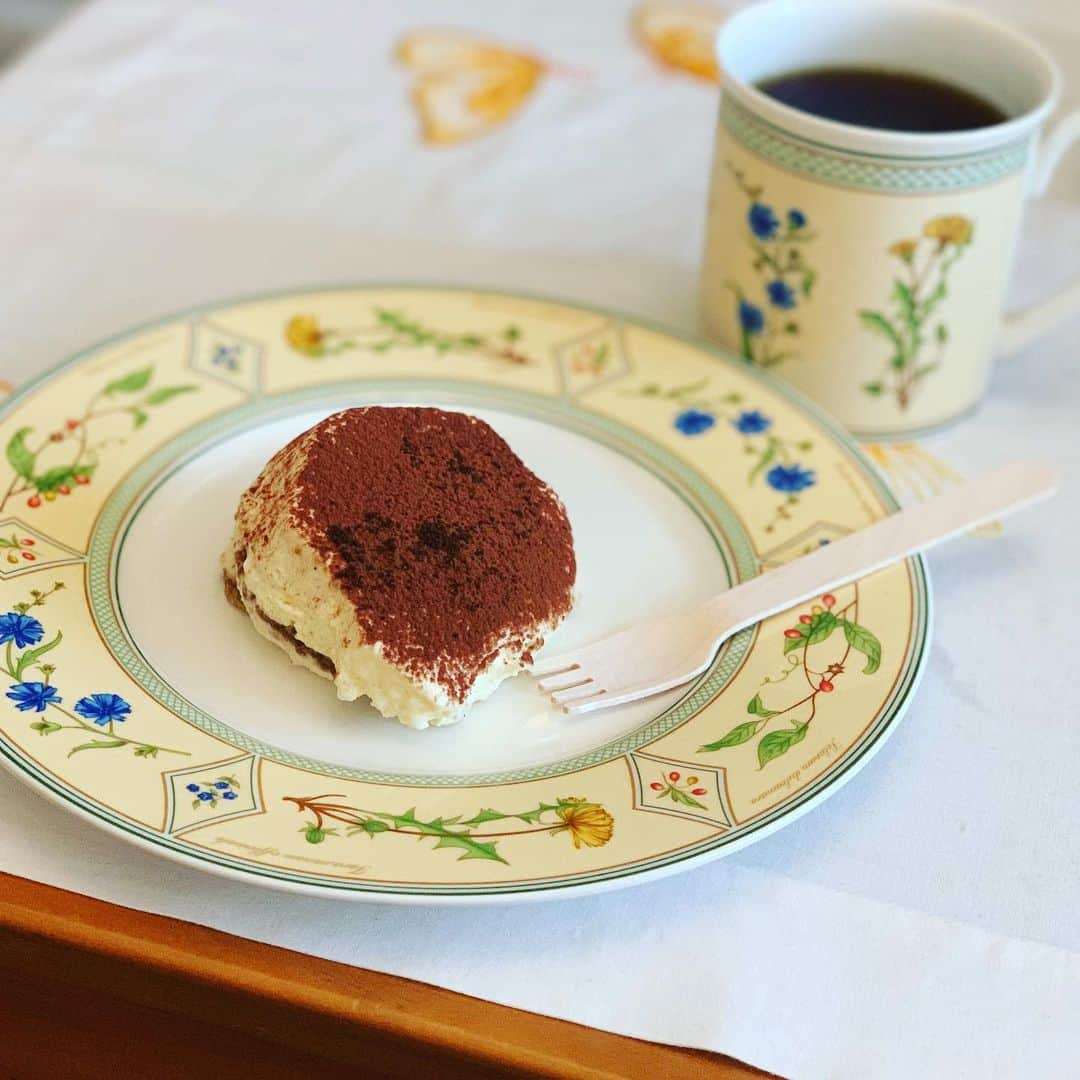 沢瀉美緒さんのインスタグラム写真 - (沢瀉美緒Instagram)「※ Coffee break with tiramisu🥄 . 休憩にブリアンツァのティラミスを。 . デザートだけのテイクアウト、 なんだか申し訳なくて遠慮してたけど 勇気を出してお願いしてみました✨ . 幸せ💛 . . #tiramisu #ティラミス #コロナフードアクション #labrianza #viabrianza #おうち時間 #sweets」5月14日 16時05分 - mio_omodaka