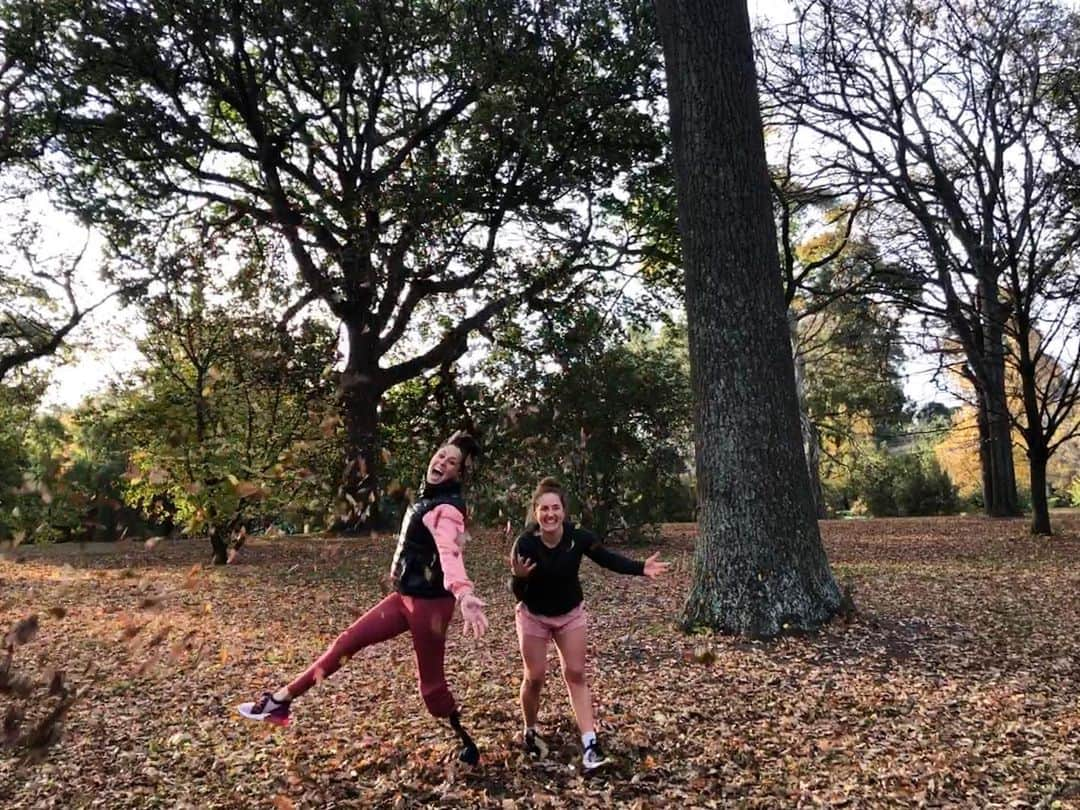 Sophie Pascoeさんのインスタグラム写真 - (Sophie PascoeInstagram)「You’re never too old to play in the leaves with your bestie 🍂🍁🧡 #friendship #youngatheart #autumn」5月14日 16時06分 - sophpascoe1