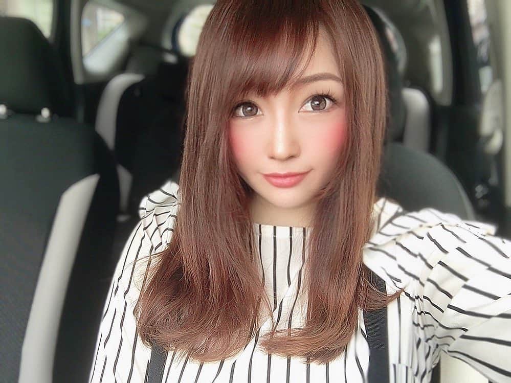 橋元優菜のインスタグラム：「思い出投稿📙 ＊ 免許更新の通知きたけど こんな時に...😑 もう3ヶ月くらい運転してないから すでに運転ちょっと不安だな🚘 ＊ ＊ 更新期限の延長手続きしなきゃ🤭 ※写真は2019年のです ＊ ＊ ＊ ＊ ＊ #車 #マイカー #カーシェア #japanesegirl #運転席 #ドライブ #アラサーメイク #アラサーコーデ #大人カジュアル #大人女子 #ヘアカラー #ストライプワンピース #ストライプ #セミロング #美女navi #お姉さん #美髪 #美髪ケア #asianmodel #asiangirls #港区女子 #アラサー女子 #ミニスカート #女子力アップ  #女性起業家 @bijo_navi #免許更新 #免許」