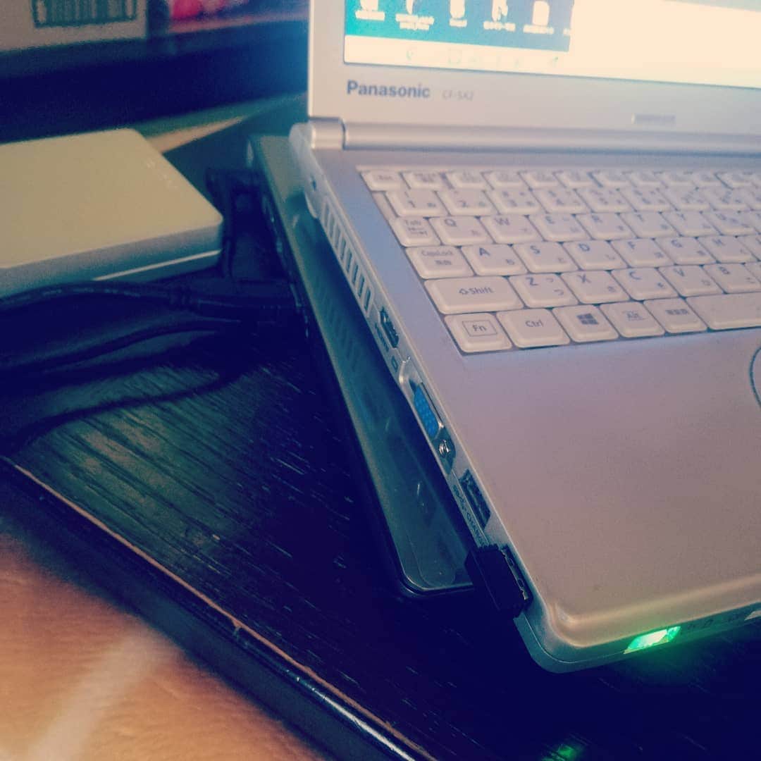 松本隆博のインスタグラム：「。 新しいノートPC買った。 Win7からwin10へやっとだ。 (^-^)…しかしまぁほんと使いに くいのぉ10は。慣れたら良い んだろうけれど、今やパソコン って完全に道具なんだから、 もっとシンプルに互換できない ものか。。道具の分際で、人間の 時間取りすぎじゃないか！ タブレット画面録画もいらんし メーラー超使いにくいし、 ブラウザもお気に入りの移行 くらいさっとさせろよ(^-^)、 また動画観れんし、、、 ほんと、、Microsoftあかんわー しかしこれしか使えないし仕方ない。ほんとユーザー志向じゃ ないわー。。ブツブツ^^;^^; かれこれ6時間だ今で💦」