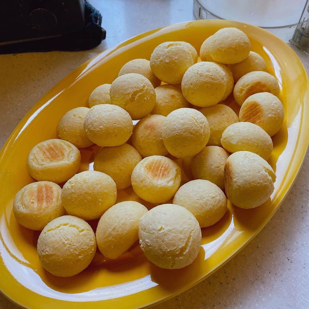 早見優さんのインスタグラム写真 - (早見優Instagram)「So addicting!! Brazilian cheese bread balls!! ポンデケイジヨ、、、 ハマってるー！  #braziliancheesebread #ポンデケイジヨ #高カロリーなのかな #高カロリーとわかってるけど辞められません😭」5月14日 16時29分 - yuyuhayami