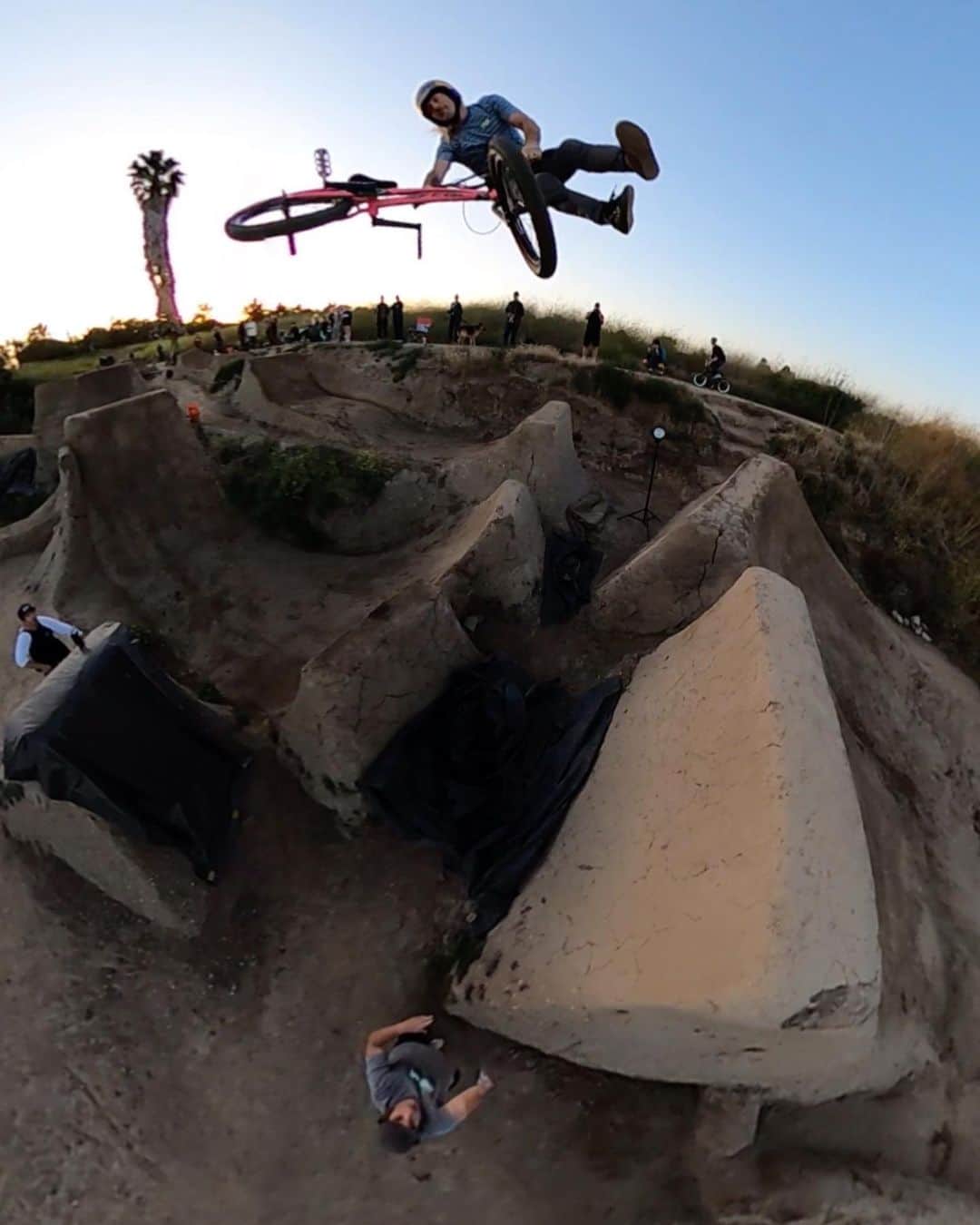 Robbie Crawfordさんのインスタグラム写真 - (Robbie CrawfordInstagram)「Good times getting it with all the BMX homies ... here’s a iphone frame grab but honestly it’s cheap compared to the real clips ... had the Max on the big ass @270pro pole using the new 3k 60fps update and really cool how unique the clips turned out ... get you guys your clips quick @anthonynapo @rickyshoots @mikehucker @krisfoxbmx ... great seeing the crew @justinmclintock @johnbrewton @maxvutang and all the other buddies @smkflwr #GoPro #goodvibes」5月14日 16時30分 - robbiecrawford