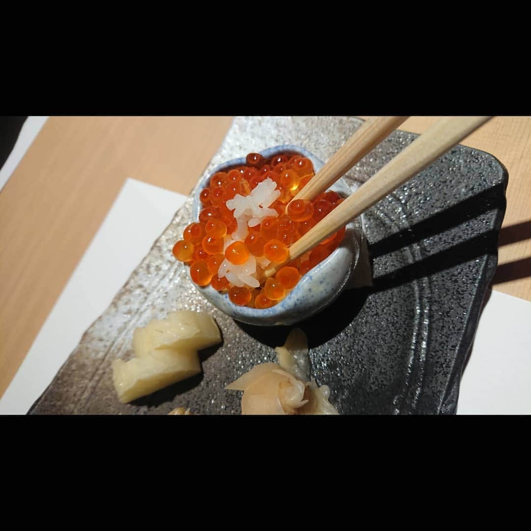 松浦麻里奈さんのインスタグラム写真 - (松浦麻里奈Instagram)「@haku.haku.9 と新宿「鮨 みや川」 で早めのご飯🍴🍣✨ movieにまとめました😁💨 . . 小さいシジミのお茶から、コースstart★ 熱々のシジミ汁がとっても胃に染み渡るっ！！ .  プリっとした白子に、 蒸し物も、見た目色鮮やか😮💕 そしてお魚、分厚い。  鮨の盛り合わせの小鉢が、 量の多いイクラ盛りかと思ったら 下にご飯あってプチちらし寿司みたいで美味👍✨ . イカを食べた瞬間、 なんだこの美味しさは！ 上にかかってある黒塩が、 イカの甘味をさらに引きたててくれて 噛む程に甘味が、、、！！ 美味しい、、、、(,,> <,,)♡ . 初のカイワレのお鮨😊 食感もシャキッとしてて、おばあちゃんち思い出す。 ホタテもおおぶりで、美味しいわ✨ . . ▼そして、第２回目の盛り合わせ！ タマゴが！デザートみたいな見た目！ けど！どーやって作ってるの？！ってくらい これがめっちゃ美味しくて( ゜o゜) . . トロも、巻物も、美味しかったなあ🎵  最後のお椀が、身に染みる～っ♥️ 全部美味し、新宿のお鮨やΣ(,,ºΔº,,*) . . #新宿 #新宿グルメ #鮨 #お寿司 #新宿寿司 #新宿ランチ #東京グルメ #tokyosushi #グルメスタグラム #グルメ #ディナー #ランチ #dinner #lunch #東京寿司 #みや川 #鮨みや川 #寿司屋 #魚介 #魚料理 #刺し身 #魚好きな人と繋がりたい  #お寿司大好き #fish #fishfood #夜ご飯 #foodphotography #pr #foodpic #check1345」5月14日 16時31分 - ay114.831m