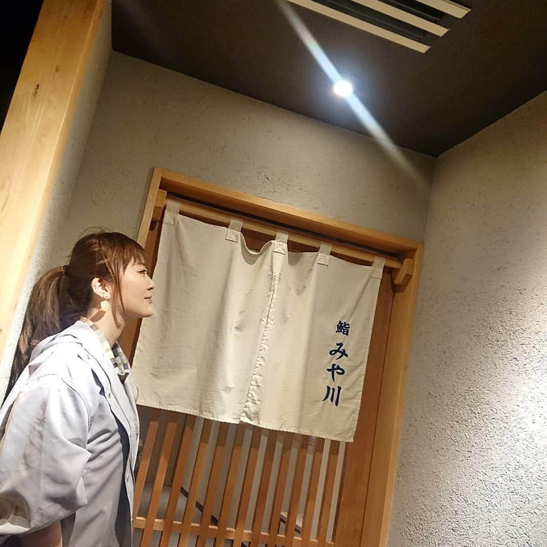 松浦麻里奈さんのインスタグラム写真 - (松浦麻里奈Instagram)「@haku.haku.9 と新宿「鮨 みや川」 で早めのご飯🍴🍣✨ movieにまとめました😁💨 . . 小さいシジミのお茶から、コースstart★ 熱々のシジミ汁がとっても胃に染み渡るっ！！ .  プリっとした白子に、 蒸し物も、見た目色鮮やか😮💕 そしてお魚、分厚い。  鮨の盛り合わせの小鉢が、 量の多いイクラ盛りかと思ったら 下にご飯あってプチちらし寿司みたいで美味👍✨ . イカを食べた瞬間、 なんだこの美味しさは！ 上にかかってある黒塩が、 イカの甘味をさらに引きたててくれて 噛む程に甘味が、、、！！ 美味しい、、、、(,,> <,,)♡ . 初のカイワレのお鮨😊 食感もシャキッとしてて、おばあちゃんち思い出す。 ホタテもおおぶりで、美味しいわ✨ . . ▼そして、第２回目の盛り合わせ！ タマゴが！デザートみたいな見た目！ けど！どーやって作ってるの？！ってくらい これがめっちゃ美味しくて( ゜o゜) . . トロも、巻物も、美味しかったなあ🎵  最後のお椀が、身に染みる～っ♥️ 全部美味し、新宿のお鮨やΣ(,,ºΔº,,*) . . #新宿 #新宿グルメ #鮨 #お寿司 #新宿寿司 #新宿ランチ #東京グルメ #tokyosushi #グルメスタグラム #グルメ #ディナー #ランチ #dinner #lunch #東京寿司 #みや川 #鮨みや川 #寿司屋 #魚介 #魚料理 #刺し身 #魚好きな人と繋がりたい  #お寿司大好き #fish #fishfood #夜ご飯 #foodphotography #pr #foodpic #check1345」5月14日 16時31分 - ay114.831m