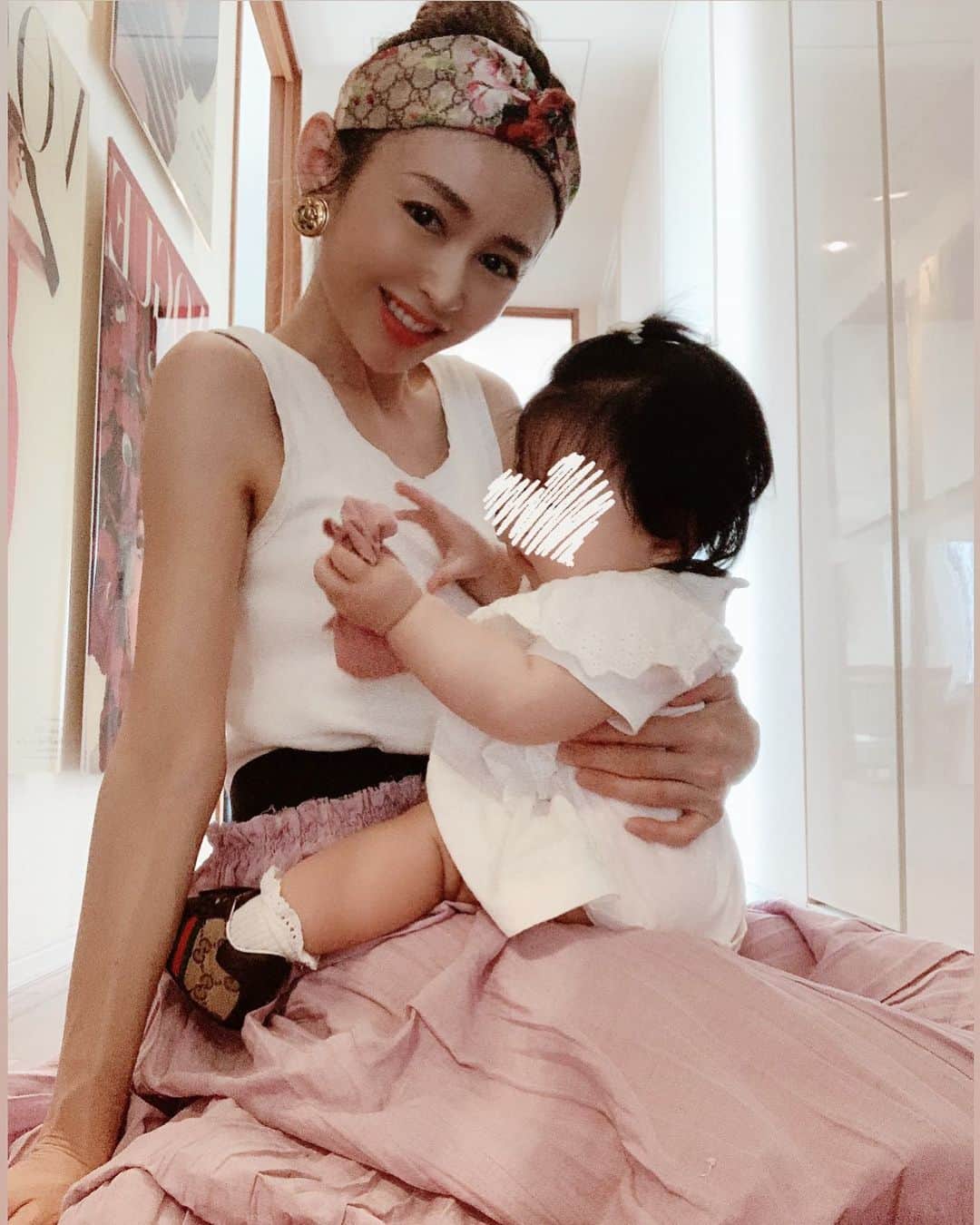 asami0510のインスタグラム：「気付けば生後10ヶ月になりました👶💗 自分で色んなとこ動けるようになったし 少しずつ意思疎通が出来てきて可愛さも楽しさも増してくるね^_^ コロナで家族以外と会ってないから人見知りが心配🙄 #生後10ヶ月 #女の子ベビー #baby #ベビーファッション　#babyfashion #10months」