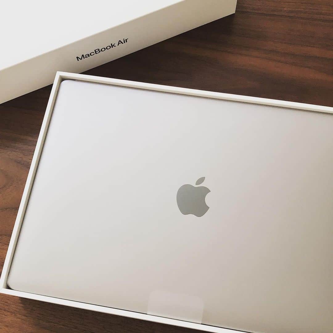 折目遼のインスタグラム：「New MacBook Air 新しいのゲット‼︎ #macbookair #13インチ #retinadisplay #スペースグレイ」