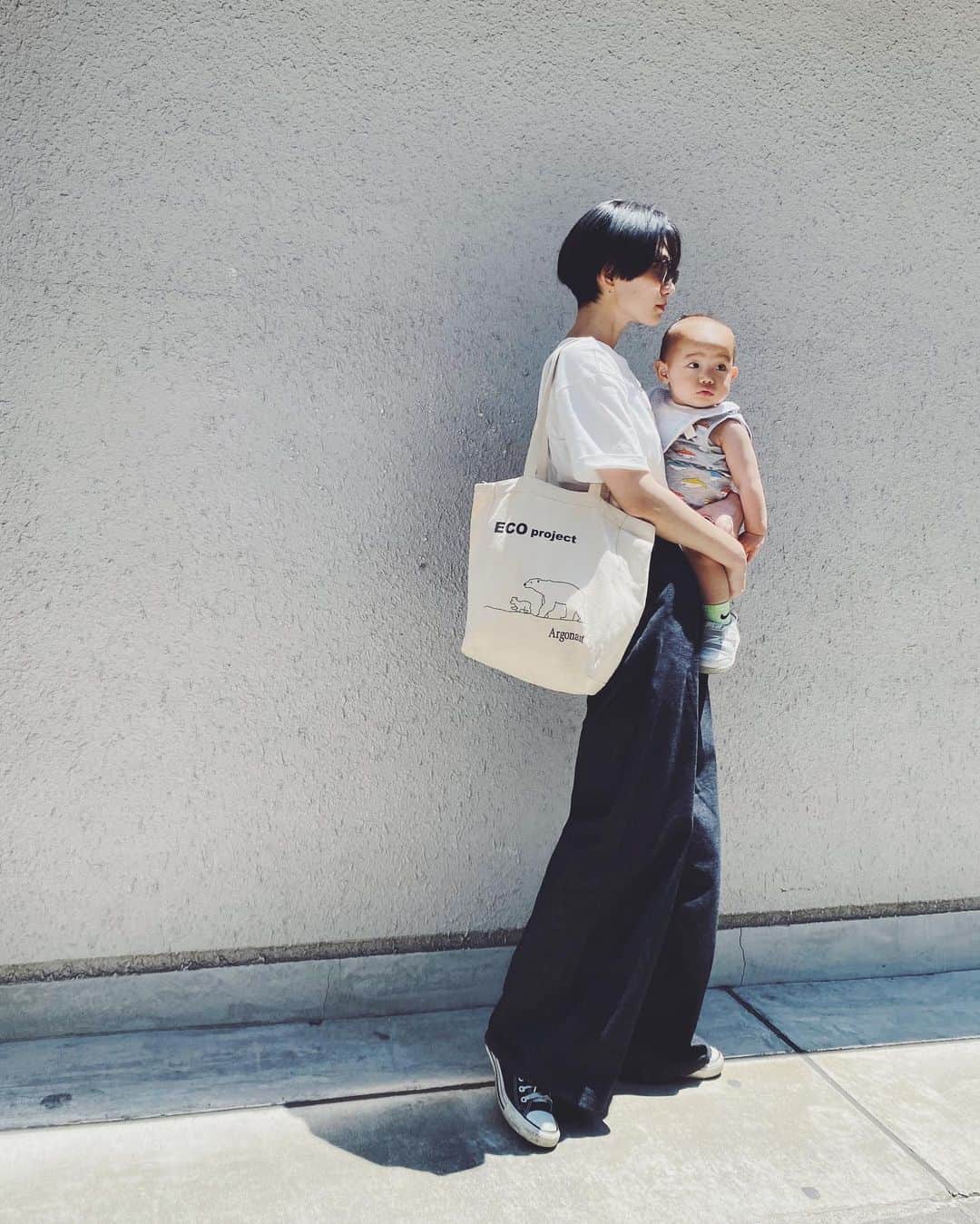 平山奈美のインスタグラム：「友達がバッグ販売し始めました🛍  中ドリンクポッケと小さなポッケも付いてるから、子どもの飲み物も入れれて収納もしっかり◎ . #トートバッグ #ママバッグ #マザーズバッグ #ママコーデ  #大人カジュアル #デニム #デニムコーデ #男の子ママ #男の子ベビー #息子 #夏コーデ #コンバース #ショートヘア #ハンサムショート」