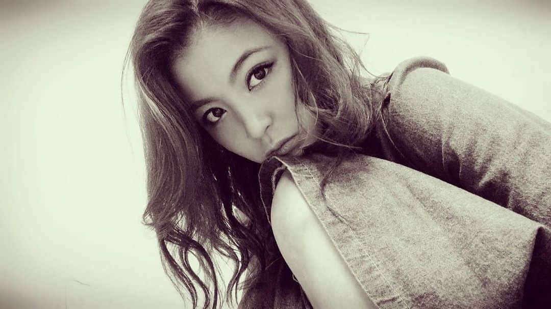 源崎トモエのインスタグラム：「🤍🖤 . #selfie #monochrome」