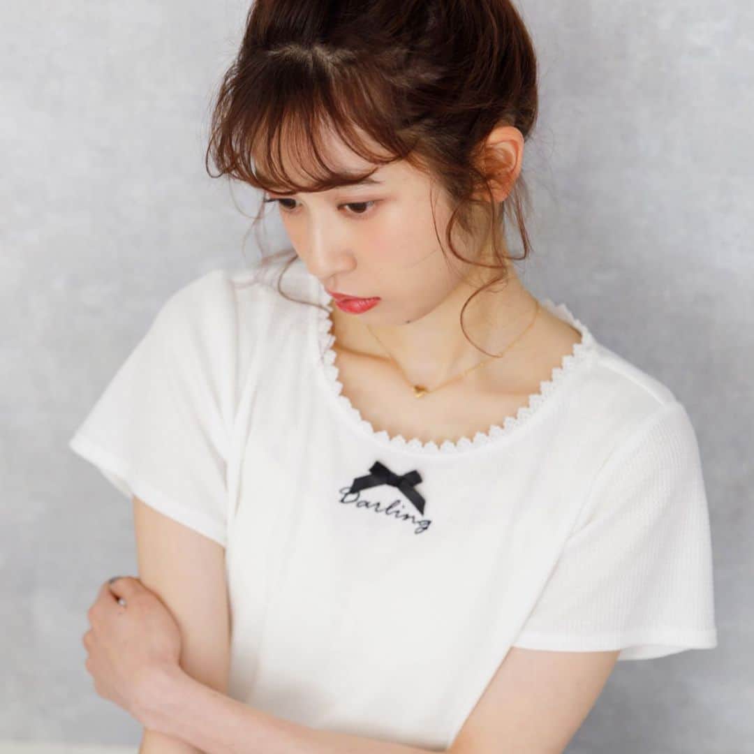 ハニーサロンバイフォピッシュさんのインスタグラム写真 - (ハニーサロンバイフォピッシュInstagram)「. Darling with Me♥ . 明日発売🎀 . . #DarlingワッフルTシャツ . ￥5,800+tax . . カジュアルになりがちなTシャツをワッフル生地にすることでガーリーな印象に💖 . . 胸元には、最愛の人を意味するDarling刺繍とリボンを...✨ . . . ストライプクラブは5/17まで送料無料キャンペーン中✨ . . . #tシャツ #tシャツコーデ #ワッフルt #ガーリーコーデ #ガーリーtシャツ #likeadreamytimewith #friendswithme #darlingwithme #imsome #dressupme #2020summer  #honeysalon #ハニーサロン #勝負服 #勝負小物 #iloveme #girlyaddict #girlygrace #夏コーデ #夏服 #summercollection」5月14日 17時05分 - honeysalon.official