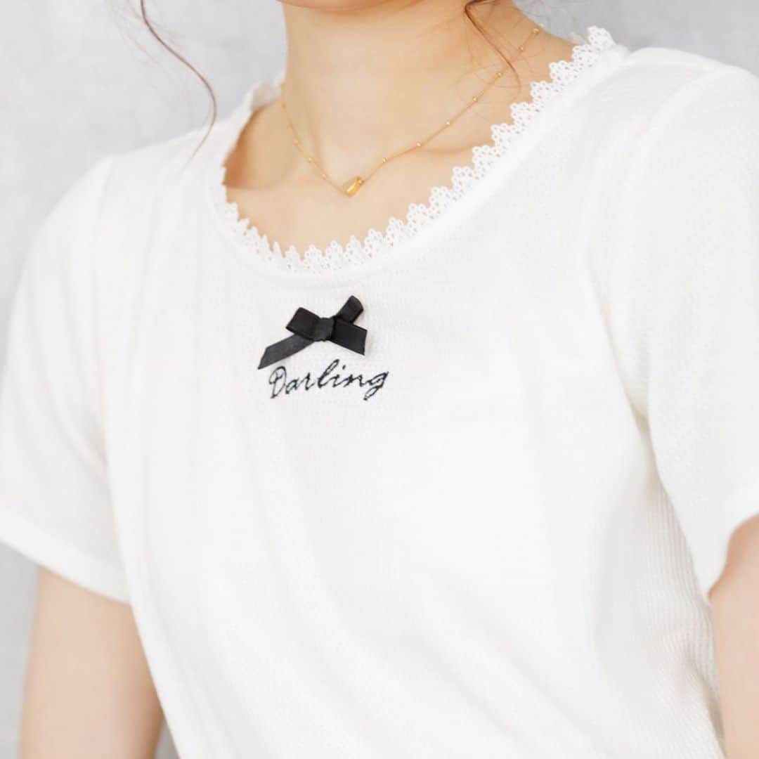 ハニーサロンバイフォピッシュさんのインスタグラム写真 - (ハニーサロンバイフォピッシュInstagram)「. Darling with Me♥ . 明日発売🎀 . . #DarlingワッフルTシャツ . ￥5,800+tax . . カジュアルになりがちなTシャツをワッフル生地にすることでガーリーな印象に💖 . . 胸元には、最愛の人を意味するDarling刺繍とリボンを...✨ . . . ストライプクラブは5/17まで送料無料キャンペーン中✨ . . . #tシャツ #tシャツコーデ #ワッフルt #ガーリーコーデ #ガーリーtシャツ #likeadreamytimewith #friendswithme #darlingwithme #imsome #dressupme #2020summer  #honeysalon #ハニーサロン #勝負服 #勝負小物 #iloveme #girlyaddict #girlygrace #夏コーデ #夏服 #summercollection」5月14日 17時05分 - honeysalon.official