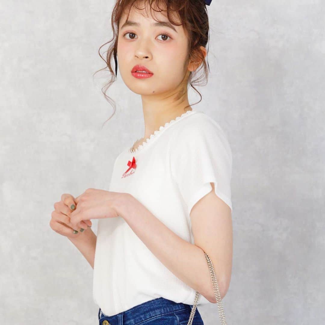 ハニーサロンバイフォピッシュさんのインスタグラム写真 - (ハニーサロンバイフォピッシュInstagram)「. Darling with Me♥ . 明日発売🎀 . . #DarlingワッフルTシャツ . ￥5,800+tax . . カジュアルになりがちなTシャツをワッフル生地にすることでガーリーな印象に💖 . . 胸元には、最愛の人を意味するDarling刺繍とリボンを...✨ . . . ストライプクラブは5/17まで送料無料キャンペーン中✨ . . . #tシャツ #tシャツコーデ #ワッフルt #ガーリーコーデ #ガーリーtシャツ #likeadreamytimewith #friendswithme #darlingwithme #imsome #dressupme #2020summer  #honeysalon #ハニーサロン #勝負服 #勝負小物 #iloveme #girlyaddict #girlygrace #夏コーデ #夏服 #summercollection」5月14日 17時05分 - honeysalon.official