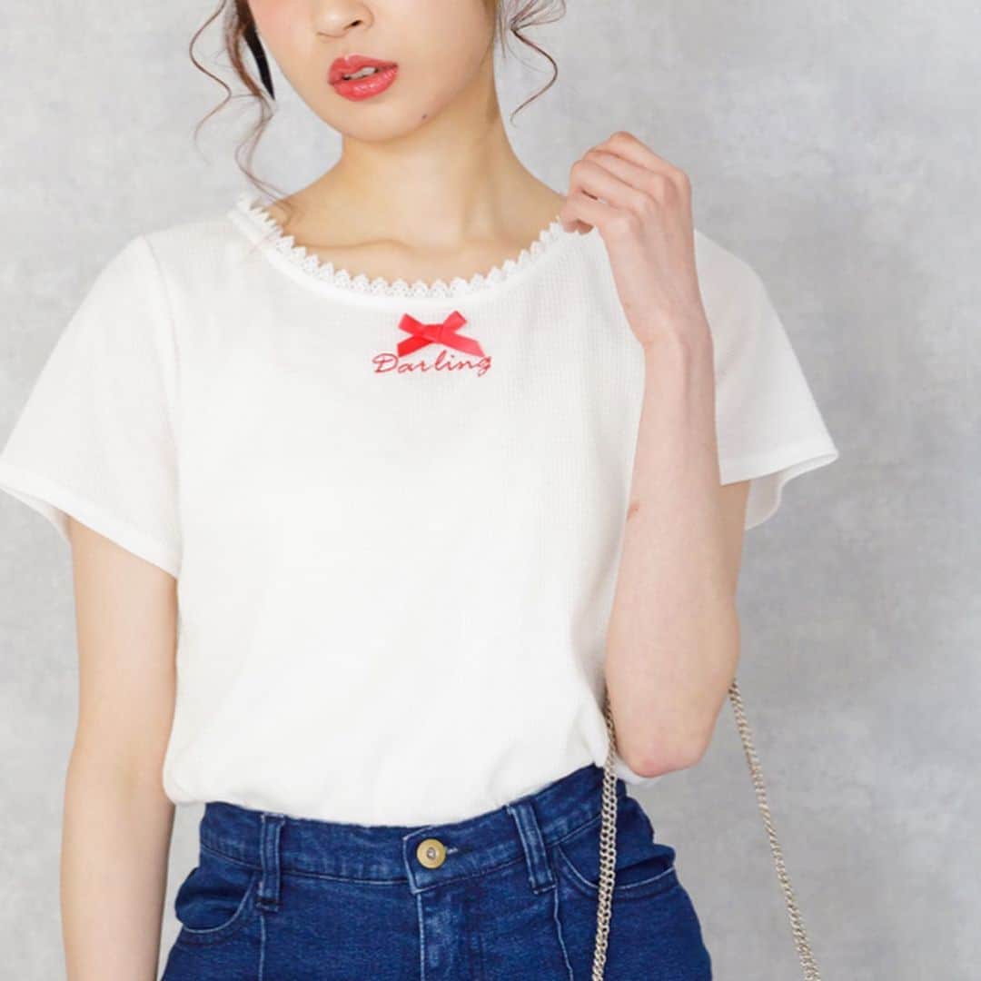 ハニーサロンバイフォピッシュさんのインスタグラム写真 - (ハニーサロンバイフォピッシュInstagram)「. Darling with Me♥ . 明日発売🎀 . . #DarlingワッフルTシャツ . ￥5,800+tax . . カジュアルになりがちなTシャツをワッフル生地にすることでガーリーな印象に💖 . . 胸元には、最愛の人を意味するDarling刺繍とリボンを...✨ . . . ストライプクラブは5/17まで送料無料キャンペーン中✨ . . . #tシャツ #tシャツコーデ #ワッフルt #ガーリーコーデ #ガーリーtシャツ #likeadreamytimewith #friendswithme #darlingwithme #imsome #dressupme #2020summer  #honeysalon #ハニーサロン #勝負服 #勝負小物 #iloveme #girlyaddict #girlygrace #夏コーデ #夏服 #summercollection」5月14日 17時05分 - honeysalon.official