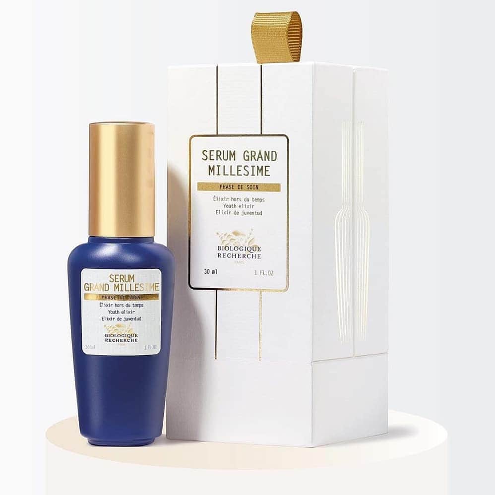 Biologique Recherche Russiaのインスタグラム：「Sérum Grand Millésime - настоящий эликсир молодости и красоты!! Формула, богатая восстанавливающими ингредиентами, антиоксидантами и гиалуроновой кислотой, тонизирует, питает и разглаживает эпидермис. Сразу после нанесения нескольких капель сыворотки кожа выглядит гладкой и мягкой, а цвет лица приобретает здоровое и свежее сияние.  Для неё: идеальная база под макияж, сублиматор цвета кожи. Для него: прекрасное средство-уход после бритья, оздоравливающее кожу.  #BiologiqueRecherche #BuildingBetterSkin #FollowYourSkinInstant #biologiquerechercherussia #посольство_красоты」