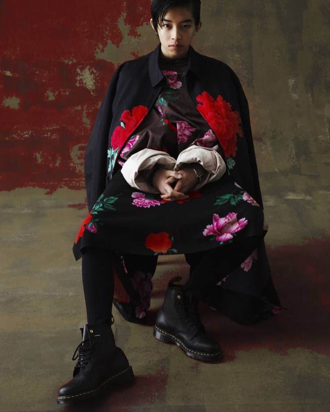 のインスタグラム：「「ヨウジヤマモト（YOHJI YAMAMOTO）」が「YOHJI YAMAMOTO REPLICA 1996 S/S」カプセルコレクションを5月30日より「ヨウジヤマモト」青山本店で販売を開始する。 ビジュアルモデルにはアーティストの「YOSHI」を起用。 「花と少年」がインスピレーションの「Yohji Yamamoto POUR HOMME 1996 S/S Collection」より、シンボリックな「牡丹」の花や、「向日葵」、「鳳凰」などのモチーフを大胆かつ鮮やかにプリントで表現した象徴的なアイテムを販売する..,続きは　@apparelweb のプロフィールリンクApalog「メゾンニュース」から。  #yohjiyamamoto #yoshi #fashion #style #apalog #ヨウジヤマモト #ヨウジヤマモトプールオム #ファッション #メンズファッション @apparelweb @yohjiyamamotoofficial @yoshi.226」