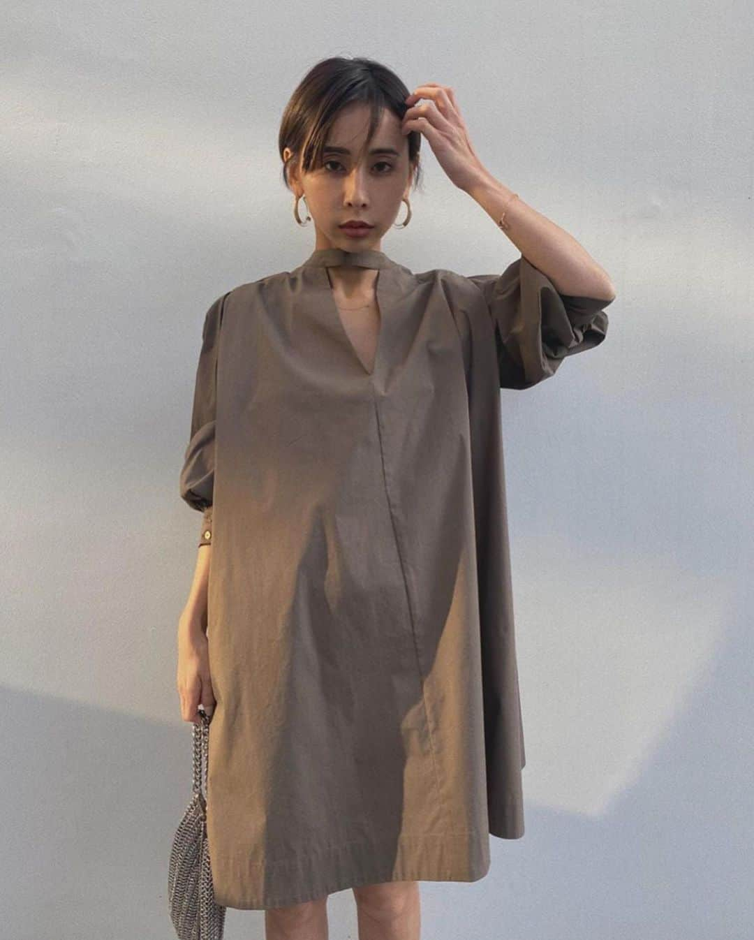 黒石奈央子さんのインスタグラム写真 - (黒石奈央子Instagram)「あめりふく . .  MEDI BOX TUNIC SHIRT ¥16500+tax 5/15 . . いよいよ明日発売なり  @ameri_shinjuku @amerivintage @ameri_daikanyama @ameri.shinsaibashi #ameri#amerivintage #fashion #vintagefashion #coordinate#ootd#outfit#osanposnap #705_outfit #大人ファッション #大人コーディネート #大人スタイル #modestyle #modefashion#modecasual」5月14日 17時06分 - blackstone705