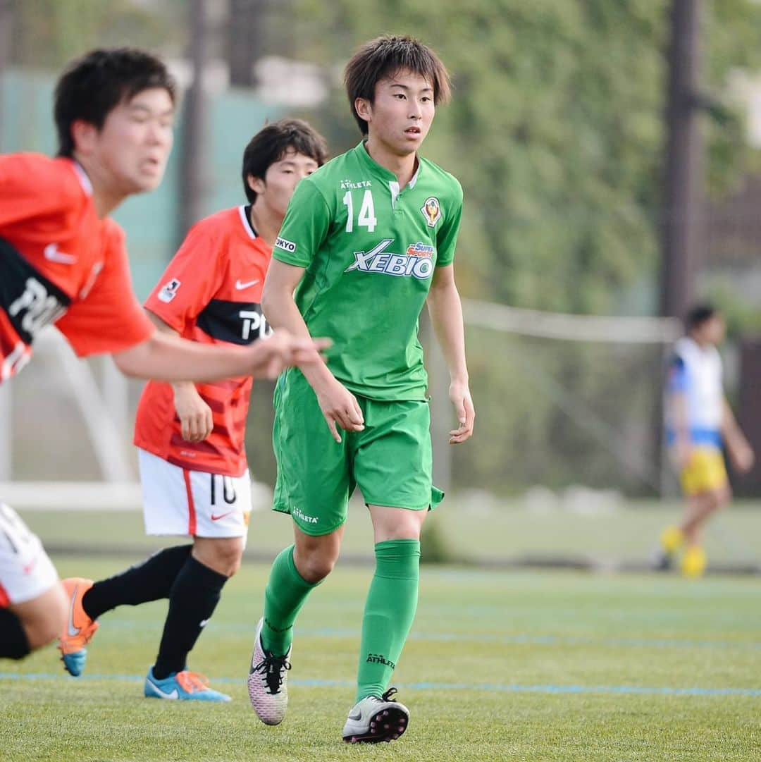 東京ヴェルディさんのインスタグラム写真 - (東京ヴェルディInstagram)「多くのプロサッカー選手を輩出する、東京ヴェルディのアカデミー。  所属選手のアカデミー時代を、秘蔵写真と思い出コメントで振り返る好評企画🐸🙌 . 今回は、藤本寛也選手のアカデミー時代🌱 . ⚽藤本寛也選手が語る、アカデミー時代の思い出🔻  ヴェルディのセレクションにいってみるように親に言われて、6年生から入りました。  正直、遠方に通うこととかも、何も考えてなかったです。山梨の実家から高速バスと電車を乗り継いで通っていました。片道1時間30分かかって、家に帰るのは夜の11時30分くらい。練習が休みの時はちゃんと最後まで授業を受けていましたけど、練習があると間に合わないので少し早退させてもらったりしていましたね。  ヴェルディジュニアに入ってみたら、周りも上手い子たちばかりで、その中でやるのが楽しくて、行き帰りのことはまったく苦にならなかった。  道中ですか？　まあ勉強はしないですけど、途中からゲームをするようになって、そうしたら移動なんてあっという間でした。中学生になってからはホームタウンの日野市に親戚の家があって、そこに下宿して通っていました。  #藤本寛也 #東京ヴェルディジュニア #東京ヴェルディジュニアユース #東京ヴェルディユース #東京ヴェルディ #ヴェルディ #tokyoverdy #verdy #東京 #tokyo #stayhome #stayathome #おうちでヴェルディ」5月14日 17時07分 - tokyo_verdy