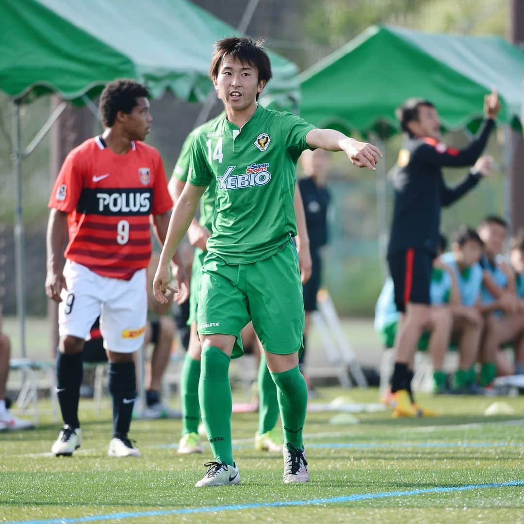 東京ヴェルディさんのインスタグラム写真 - (東京ヴェルディInstagram)「多くのプロサッカー選手を輩出する、東京ヴェルディのアカデミー。  所属選手のアカデミー時代を、秘蔵写真と思い出コメントで振り返る好評企画🐸🙌 . 今回は、藤本寛也選手のアカデミー時代🌱 . ⚽藤本寛也選手が語る、アカデミー時代の思い出🔻  ヴェルディのセレクションにいってみるように親に言われて、6年生から入りました。  正直、遠方に通うこととかも、何も考えてなかったです。山梨の実家から高速バスと電車を乗り継いで通っていました。片道1時間30分かかって、家に帰るのは夜の11時30分くらい。練習が休みの時はちゃんと最後まで授業を受けていましたけど、練習があると間に合わないので少し早退させてもらったりしていましたね。  ヴェルディジュニアに入ってみたら、周りも上手い子たちばかりで、その中でやるのが楽しくて、行き帰りのことはまったく苦にならなかった。  道中ですか？　まあ勉強はしないですけど、途中からゲームをするようになって、そうしたら移動なんてあっという間でした。中学生になってからはホームタウンの日野市に親戚の家があって、そこに下宿して通っていました。  #藤本寛也 #東京ヴェルディジュニア #東京ヴェルディジュニアユース #東京ヴェルディユース #東京ヴェルディ #ヴェルディ #tokyoverdy #verdy #東京 #tokyo #stayhome #stayathome #おうちでヴェルディ」5月14日 17時07分 - tokyo_verdy