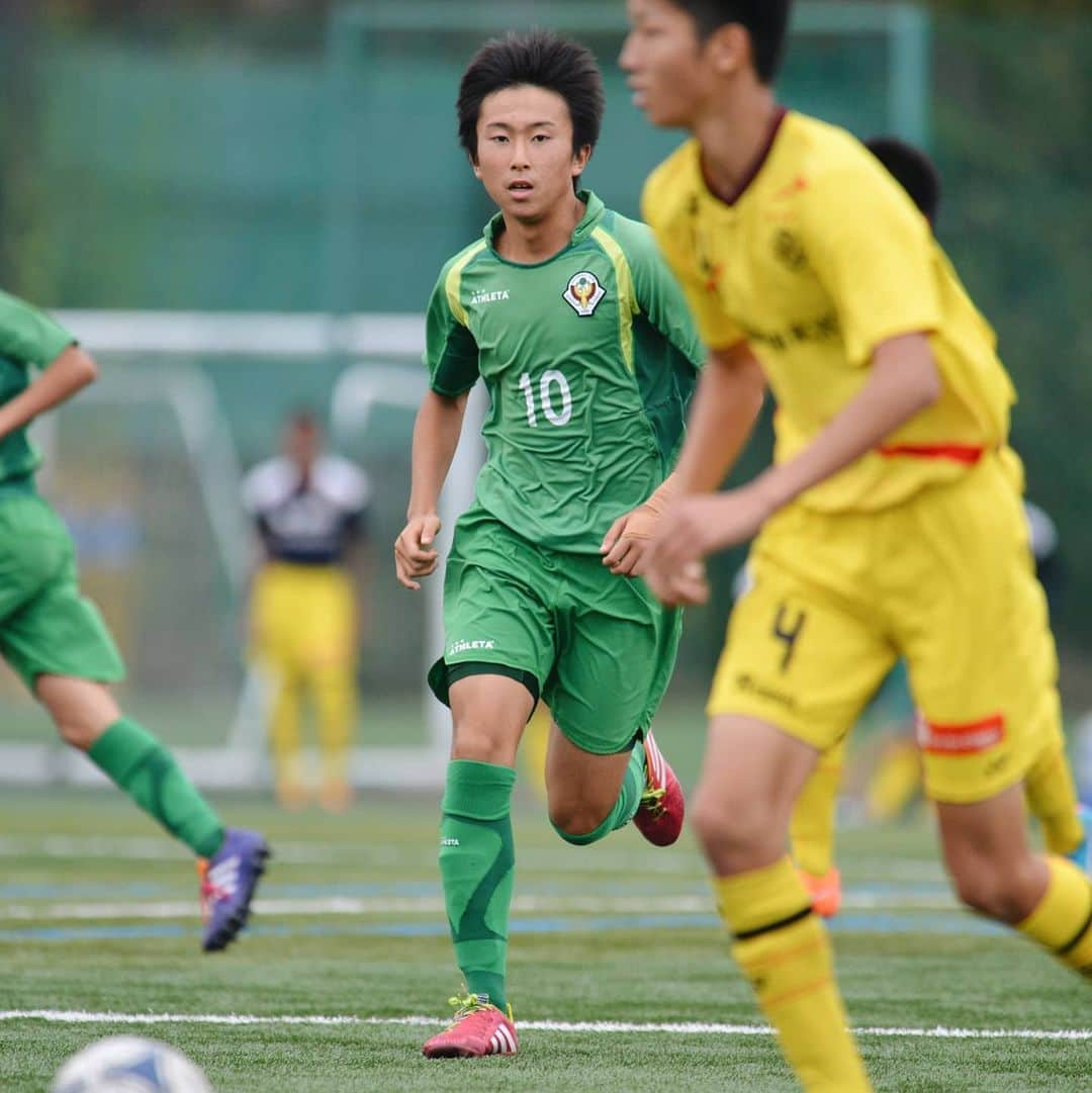 東京ヴェルディさんのインスタグラム写真 - (東京ヴェルディInstagram)「多くのプロサッカー選手を輩出する、東京ヴェルディのアカデミー。  所属選手のアカデミー時代を、秘蔵写真と思い出コメントで振り返る好評企画🐸🙌 . 今回は、藤本寛也選手のアカデミー時代🌱 . ⚽藤本寛也選手が語る、アカデミー時代の思い出🔻  ヴェルディのセレクションにいってみるように親に言われて、6年生から入りました。  正直、遠方に通うこととかも、何も考えてなかったです。山梨の実家から高速バスと電車を乗り継いで通っていました。片道1時間30分かかって、家に帰るのは夜の11時30分くらい。練習が休みの時はちゃんと最後まで授業を受けていましたけど、練習があると間に合わないので少し早退させてもらったりしていましたね。  ヴェルディジュニアに入ってみたら、周りも上手い子たちばかりで、その中でやるのが楽しくて、行き帰りのことはまったく苦にならなかった。  道中ですか？　まあ勉強はしないですけど、途中からゲームをするようになって、そうしたら移動なんてあっという間でした。中学生になってからはホームタウンの日野市に親戚の家があって、そこに下宿して通っていました。  #藤本寛也 #東京ヴェルディジュニア #東京ヴェルディジュニアユース #東京ヴェルディユース #東京ヴェルディ #ヴェルディ #tokyoverdy #verdy #東京 #tokyo #stayhome #stayathome #おうちでヴェルディ」5月14日 17時07分 - tokyo_verdy